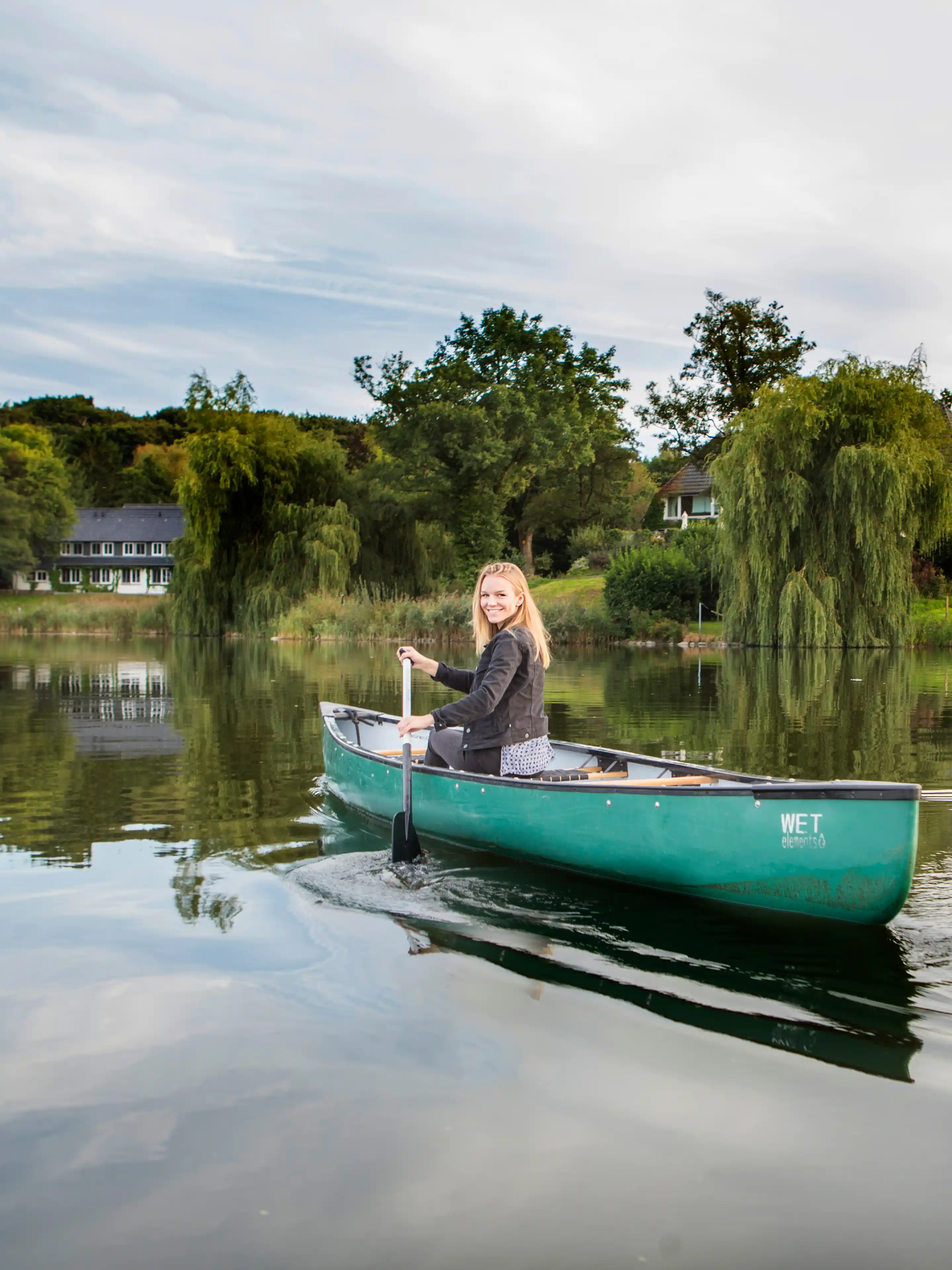 Kanu auf dem Bistensee vor dem Seehotel Töpferhaus