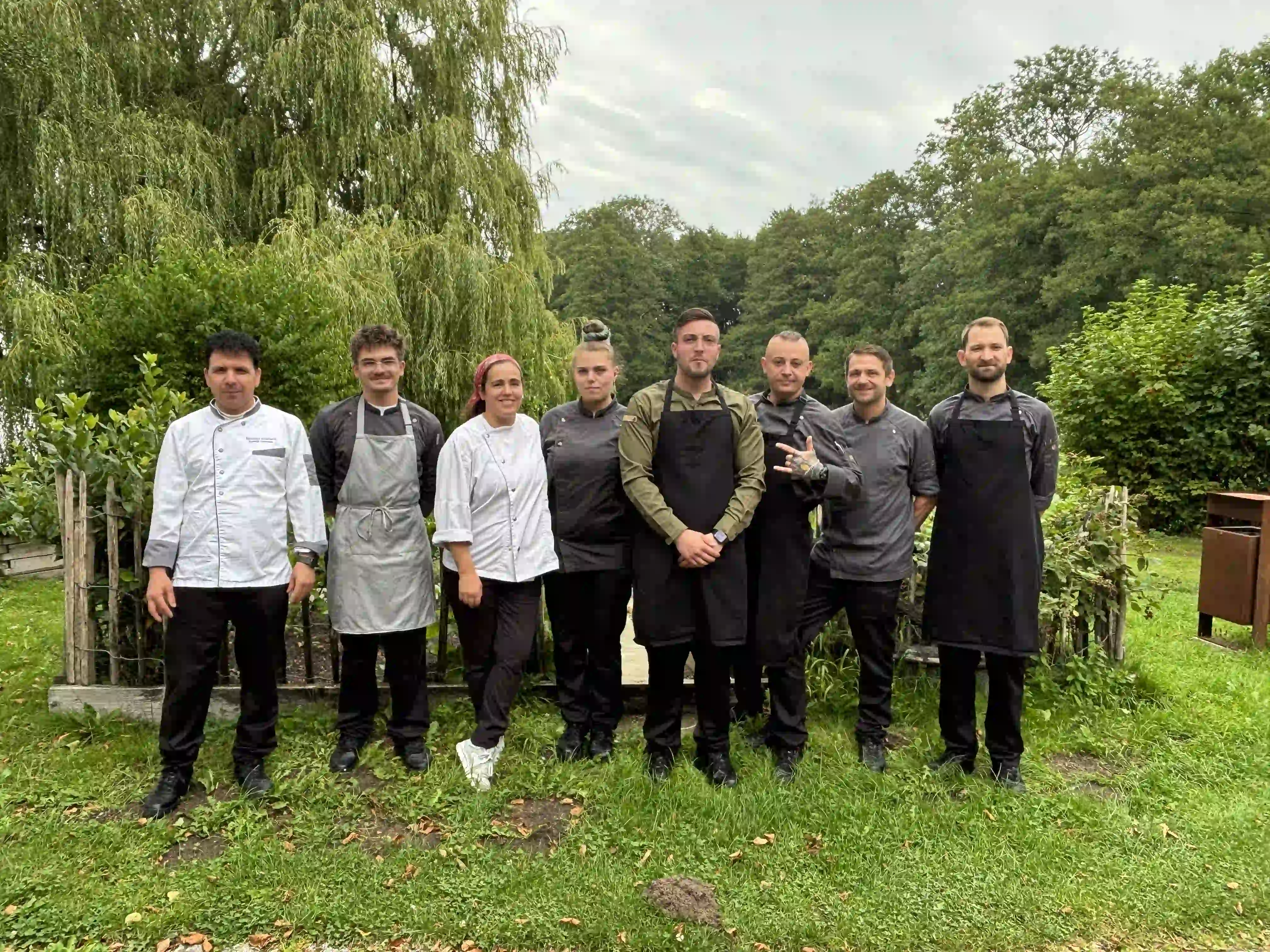 Die Küchenbrigade des LammButtRind im Kräutergarten am Bistensee
