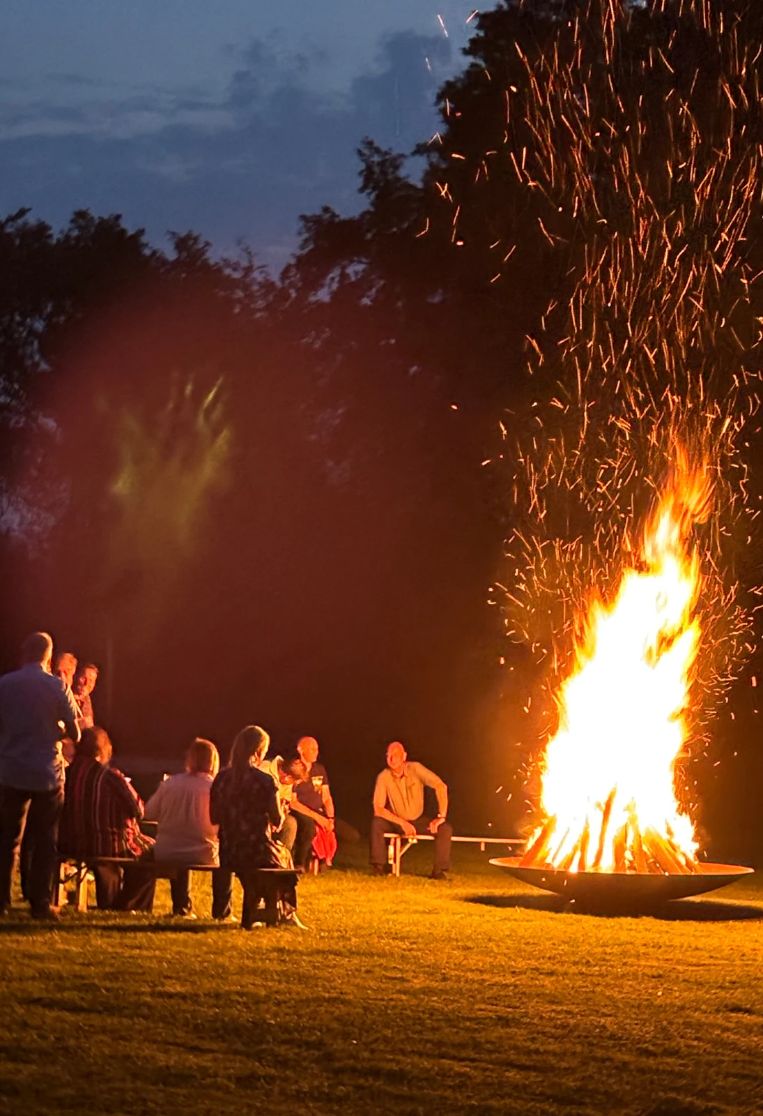 Lagerfeuer und lange Tafeln auf der Seewiese am Bistensee
