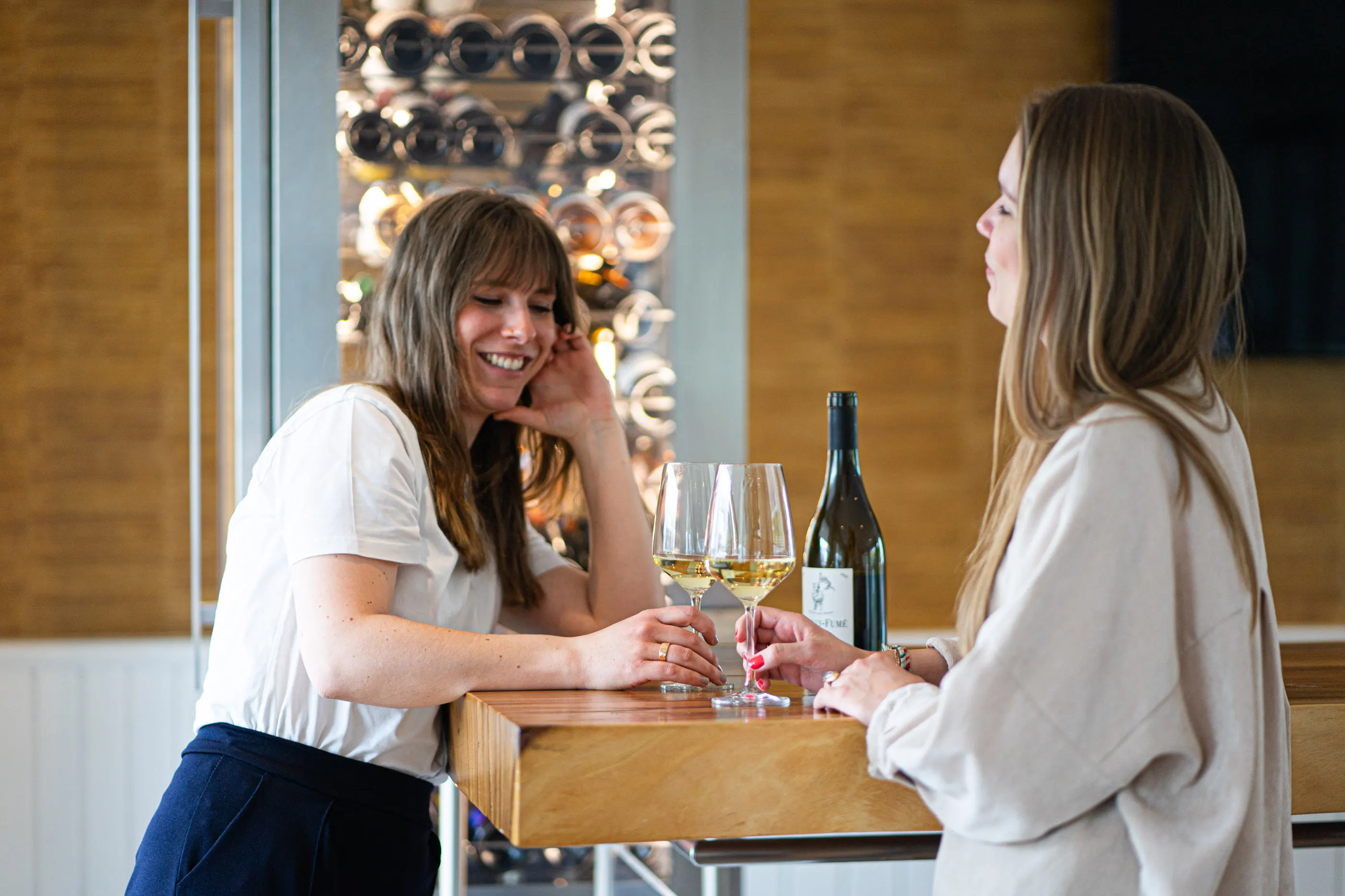 Zwei Frauen mit Wein in der Lobby des LammButtRind