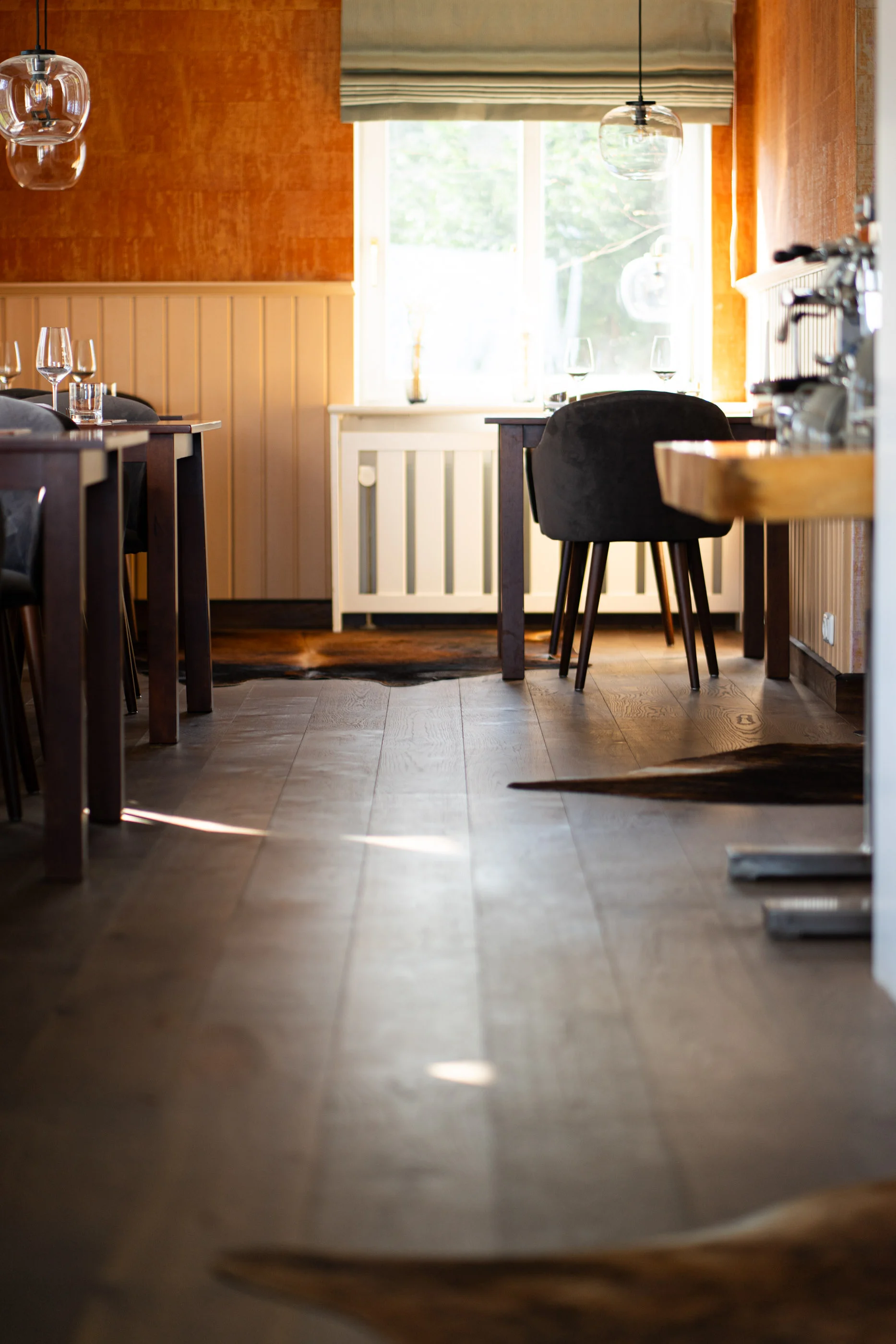 Tische im Ostflügel des Restaurants LammButtRind