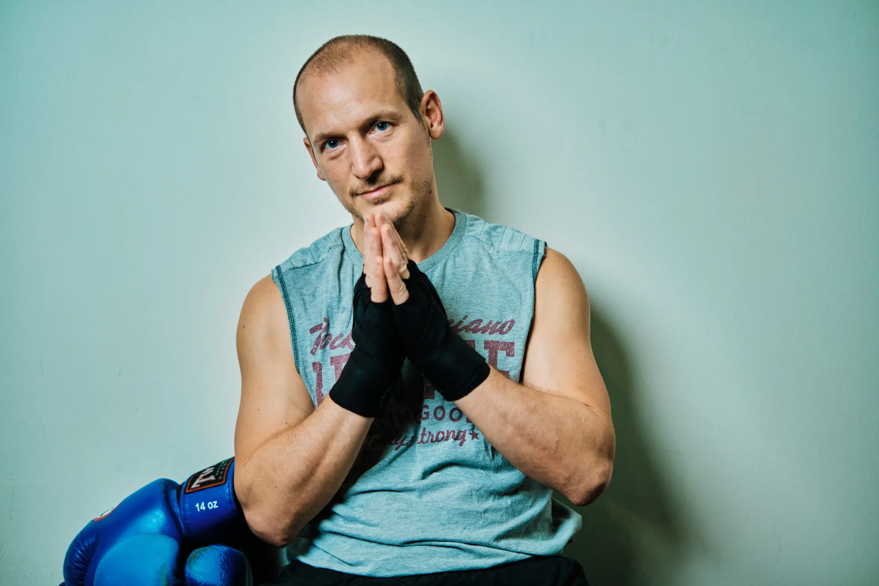 Hendrik Thurnes mit bandagierten Händen und Boxhandschuhen