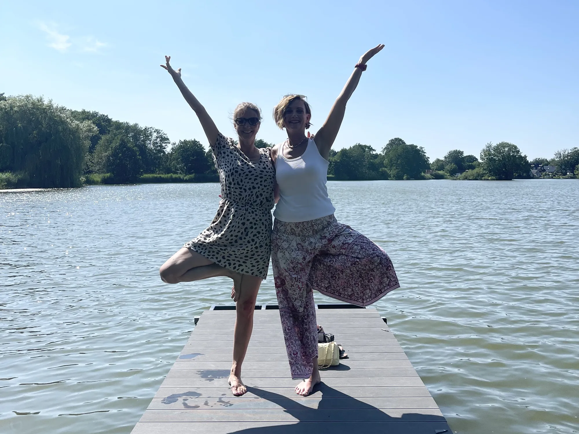 Simone und Nicole im Baum auf dem Steg am Bistensee