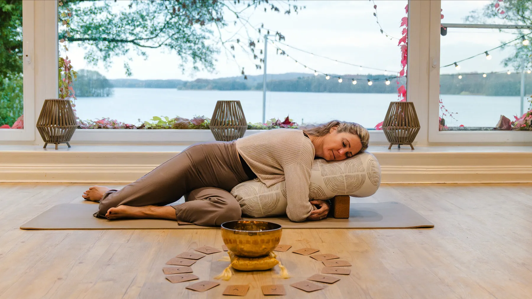 Anna Völckers entspannt auf dem Bolster im Yogaraum am Bistensee