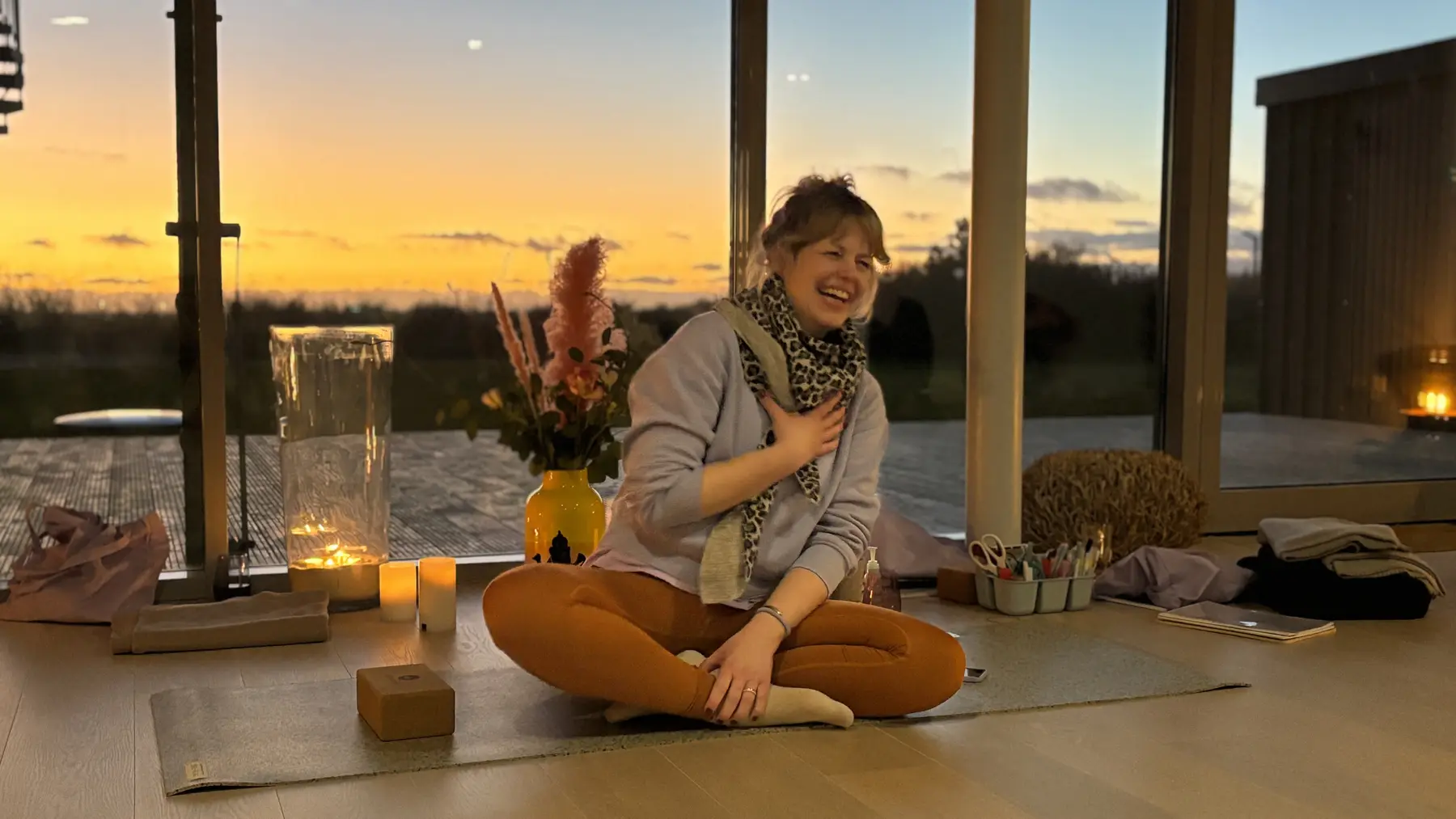 Annabelle Oymann im Yogaraum bei Sonnenuntergang