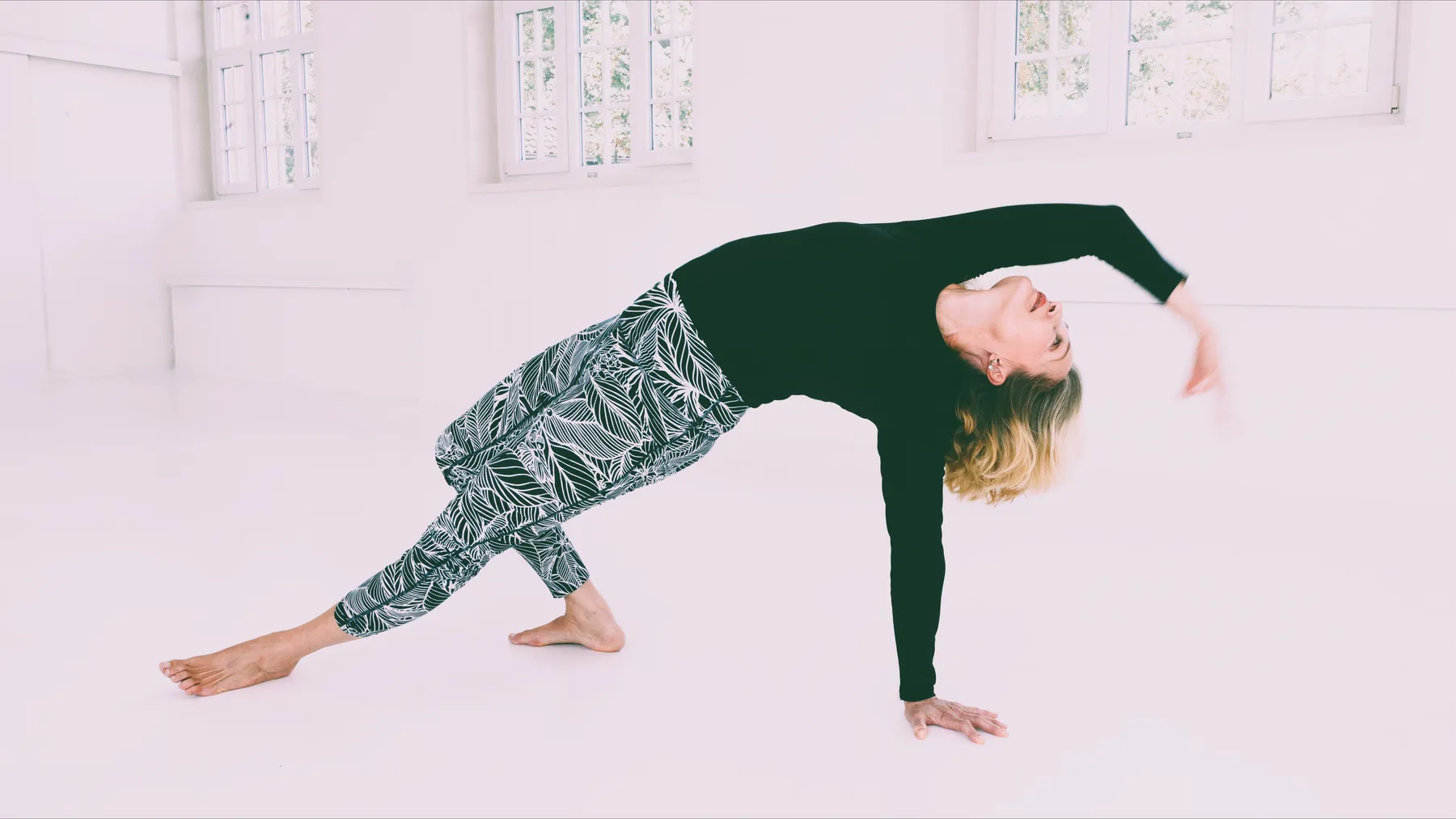 Eva-Katharina Straube in einer Yogahaltung im hellen Studio