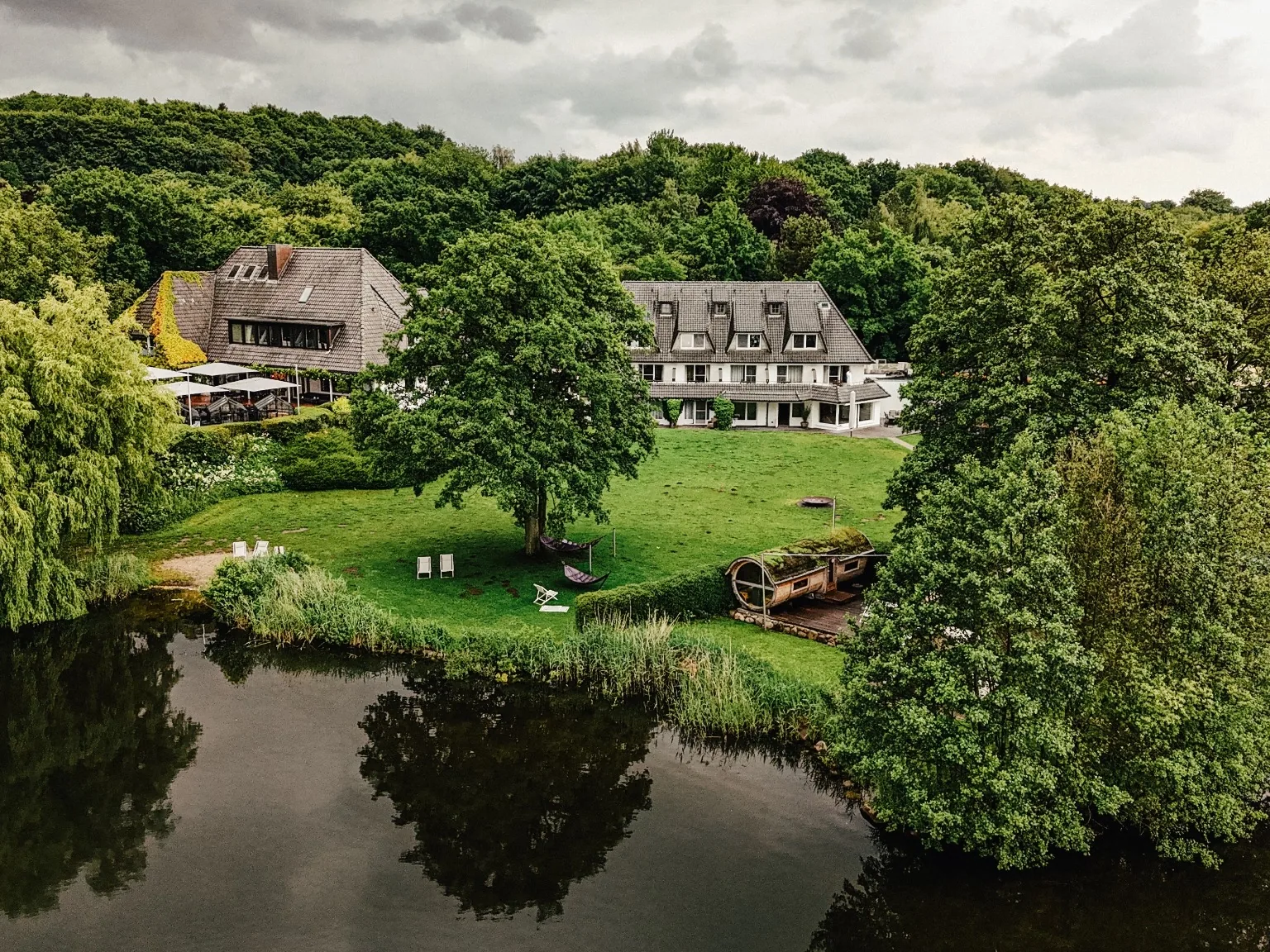 Luftaufnahme des Seehotel Töpferhaus in Alleinlage am Bistensee in Alt Duvenstedt