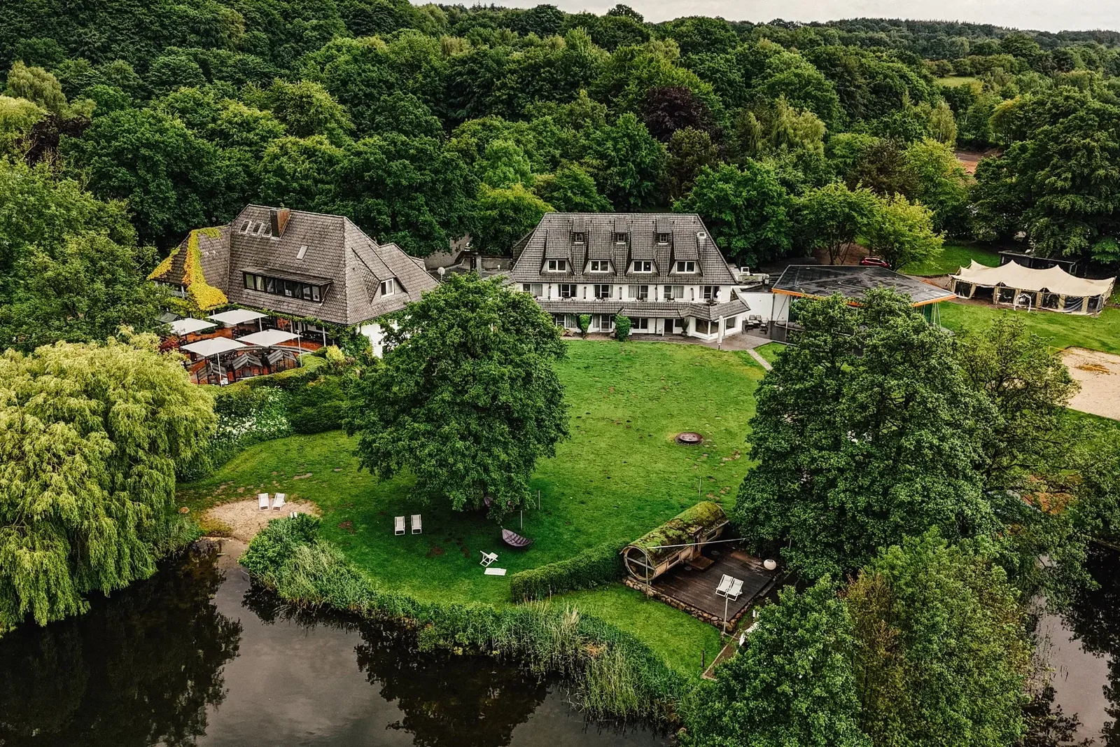 Luftbild vom Seehotel Töpferhaus und dem Bistensee im Naturpark Hüttener Berge
