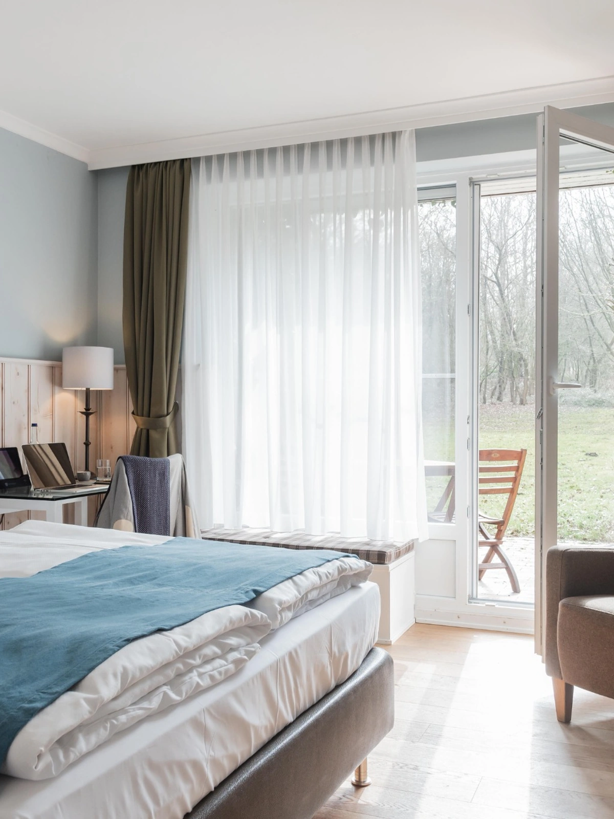 Hygge Zimmer mit Gartenblick und extrabreitem Bett im Seehotel Töpferhaus