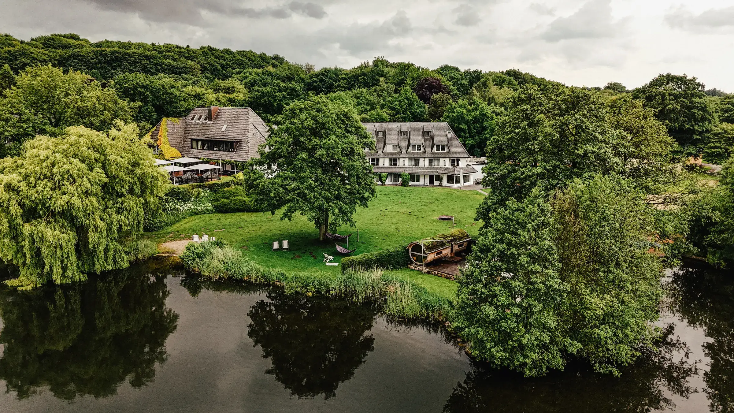 Das Seehotel Töpferhaus in Alleinlage am Bistensee im Naturpark Hüttener Berge