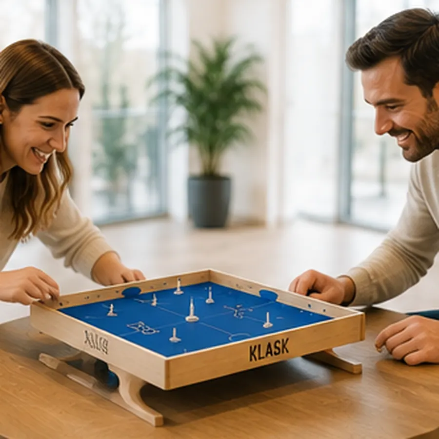 Zwei Personen beim Klask-Spiel