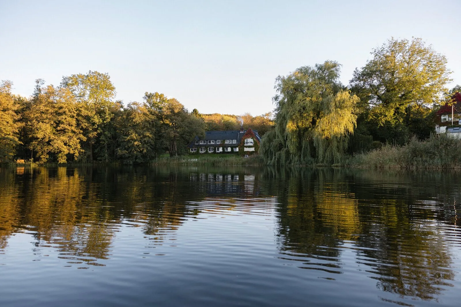 Seehotel Töpferhaus vom Bistensee aus im Herbstlicht