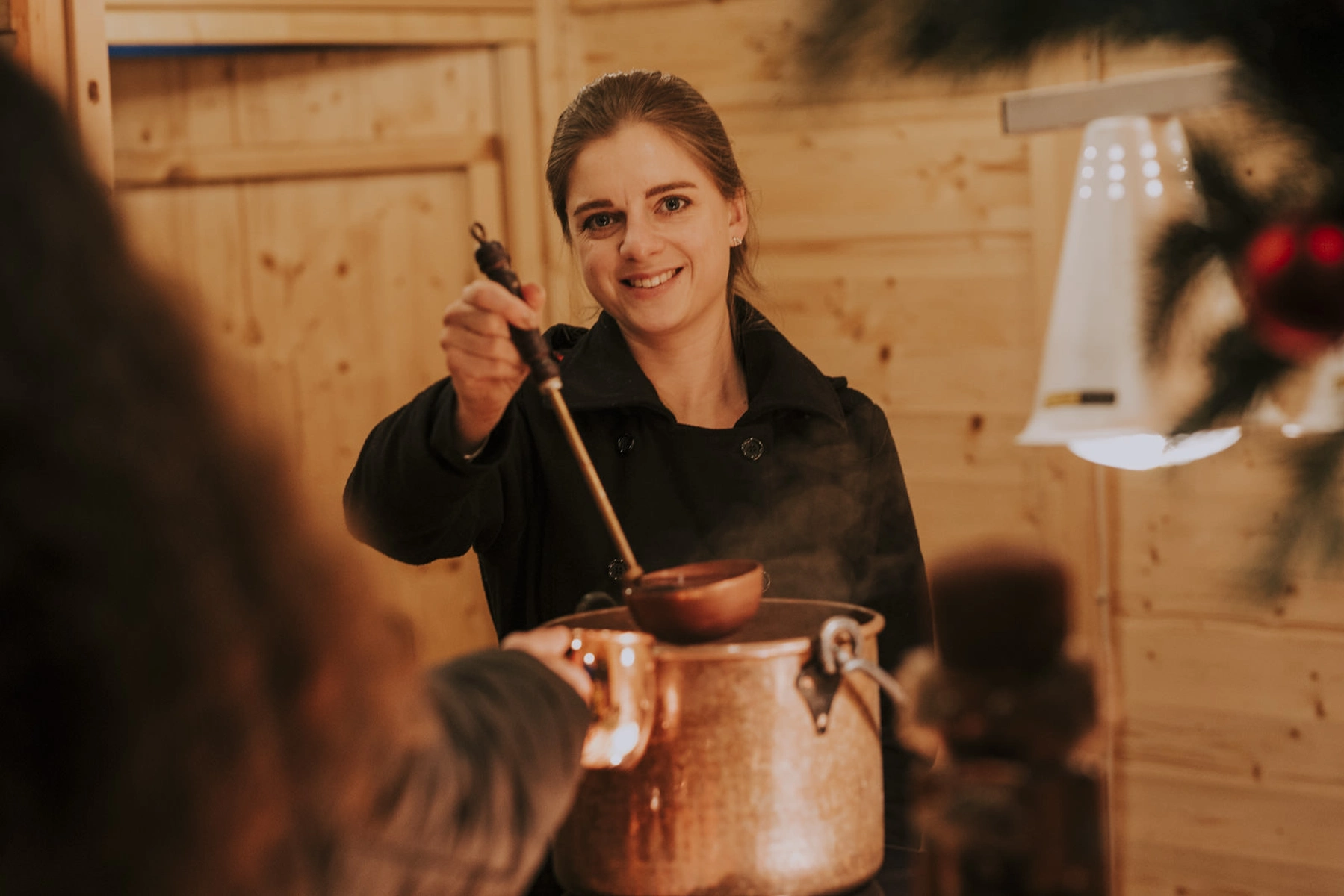 Gl&uuml;hwein auf dem Julemarkt am Bistensee