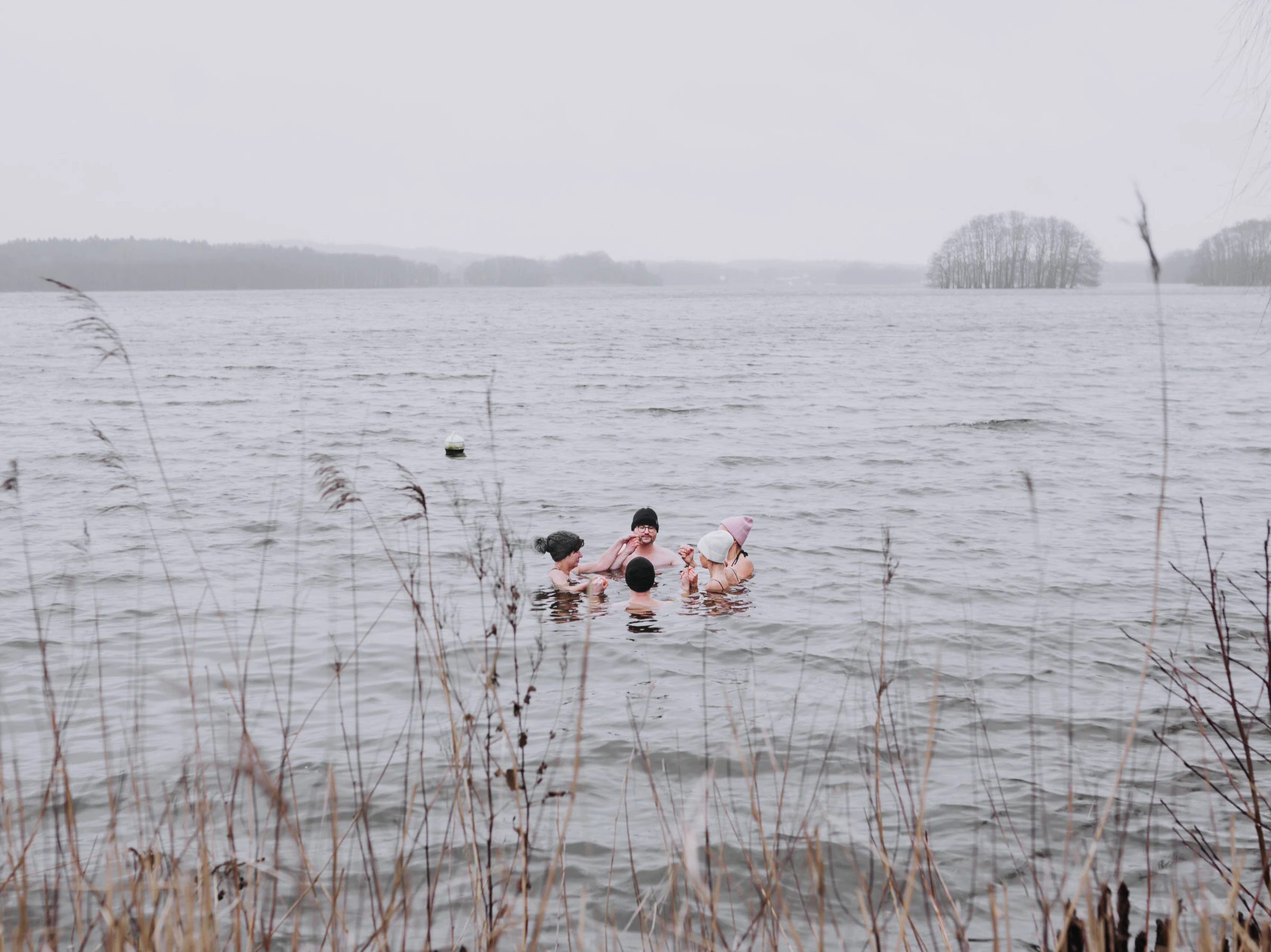 Eisbaden im winterlichen Bistensee