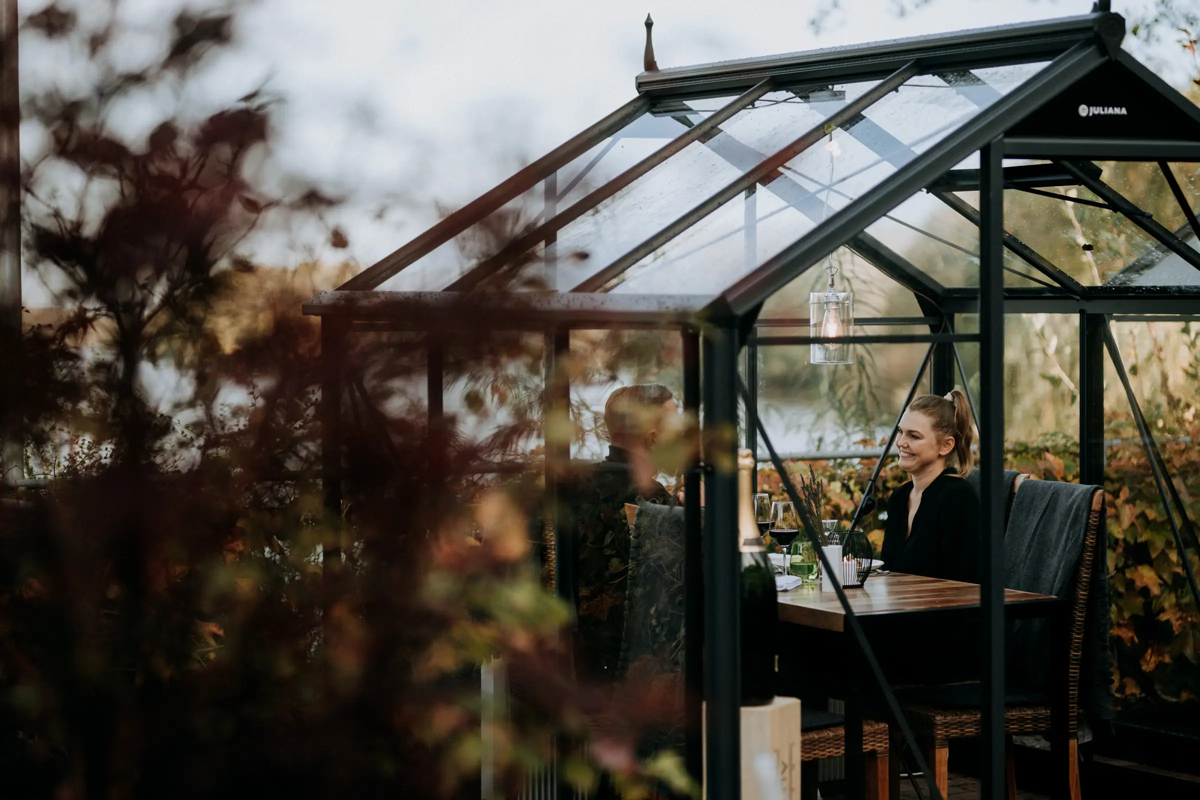 Paar im Glashaus an der Seewiese am Bistensee