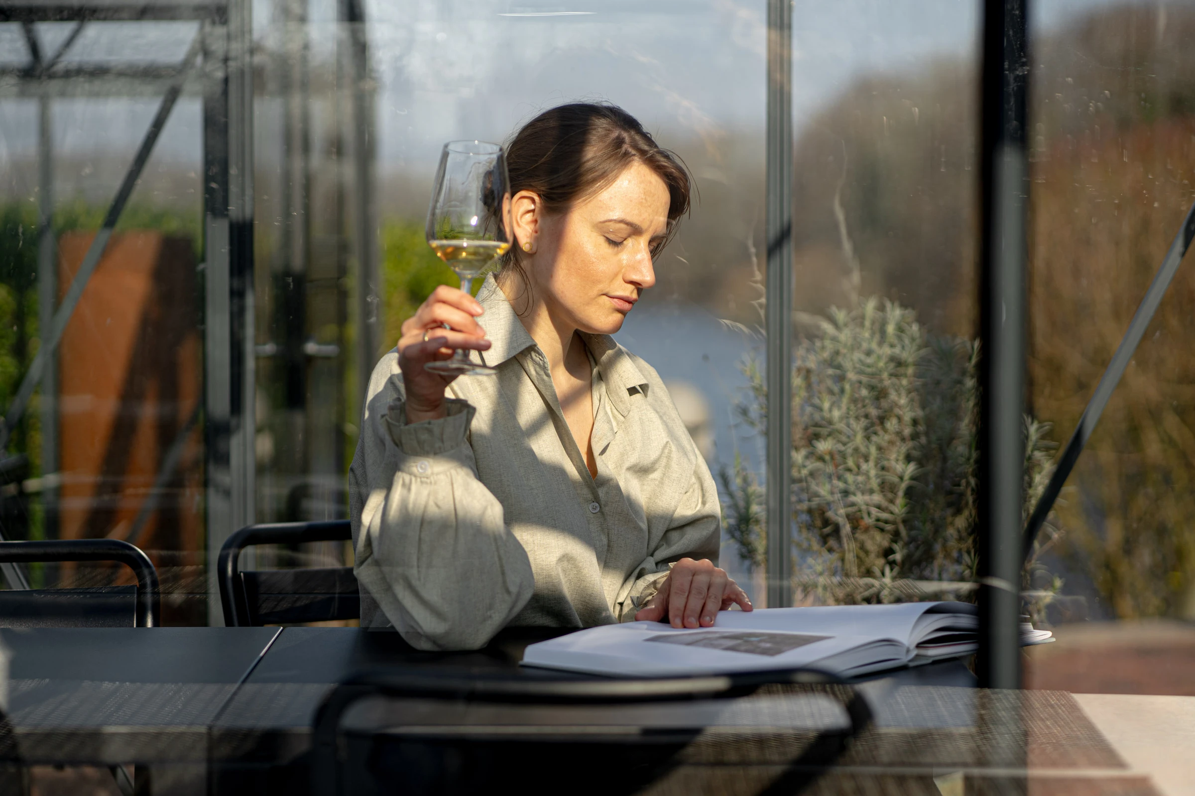 Ein Glas Wein zum Apéro im Glashaus am Bistensee