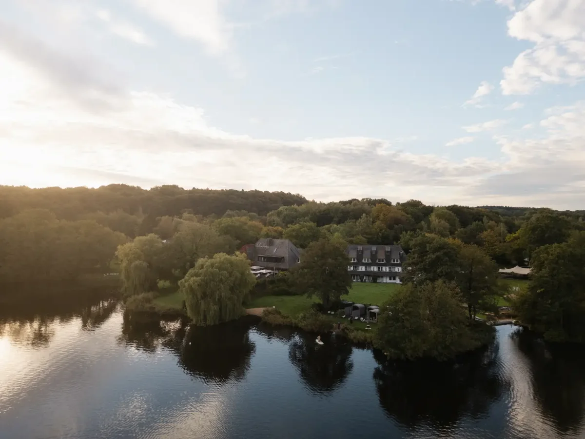 Luftbild des Seehotel Töpferhaus und des RAUS. am Ufer des Bistensees in der Abendsonne
