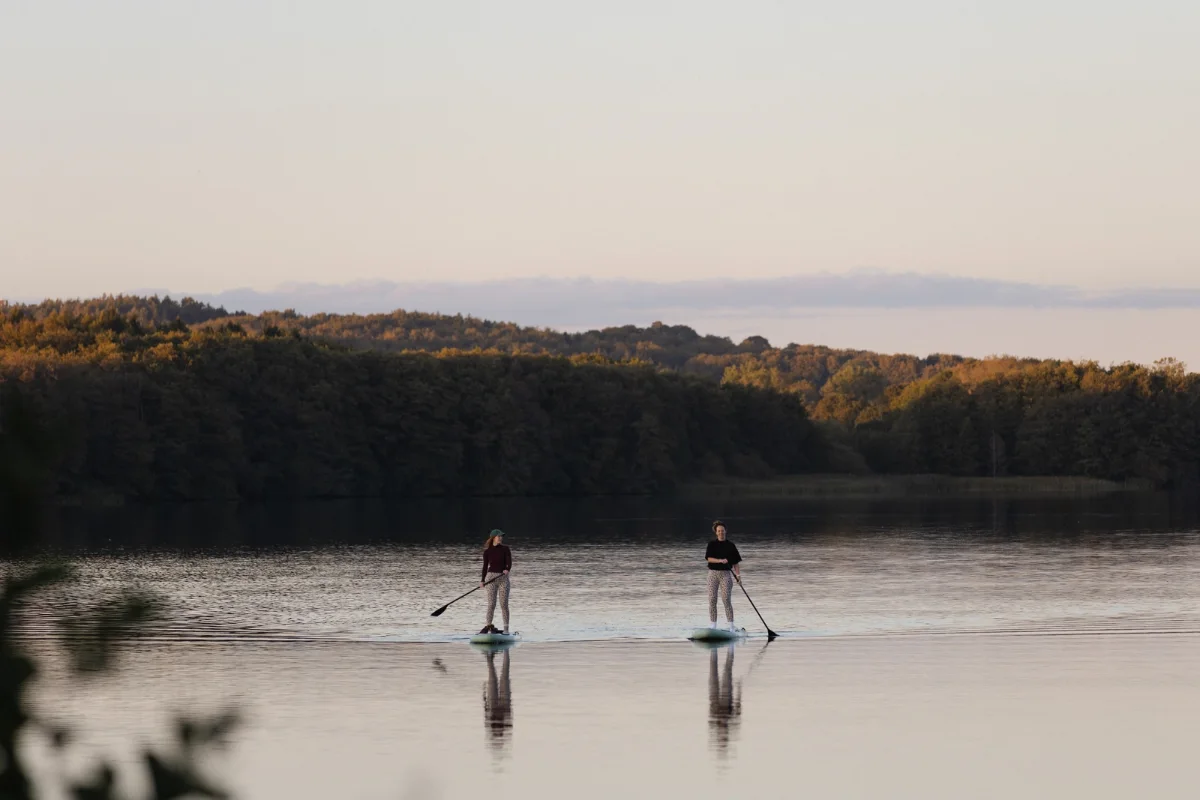 Zwei Frauen auf SUP Boards auf dem Bistensee am späten Nachmittag