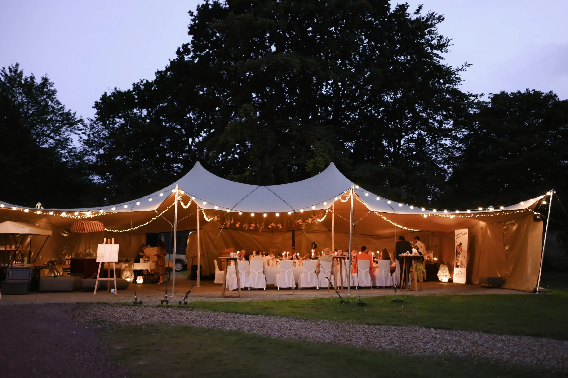 Kleine Feier im Gartenzelt in der Abendstimmung