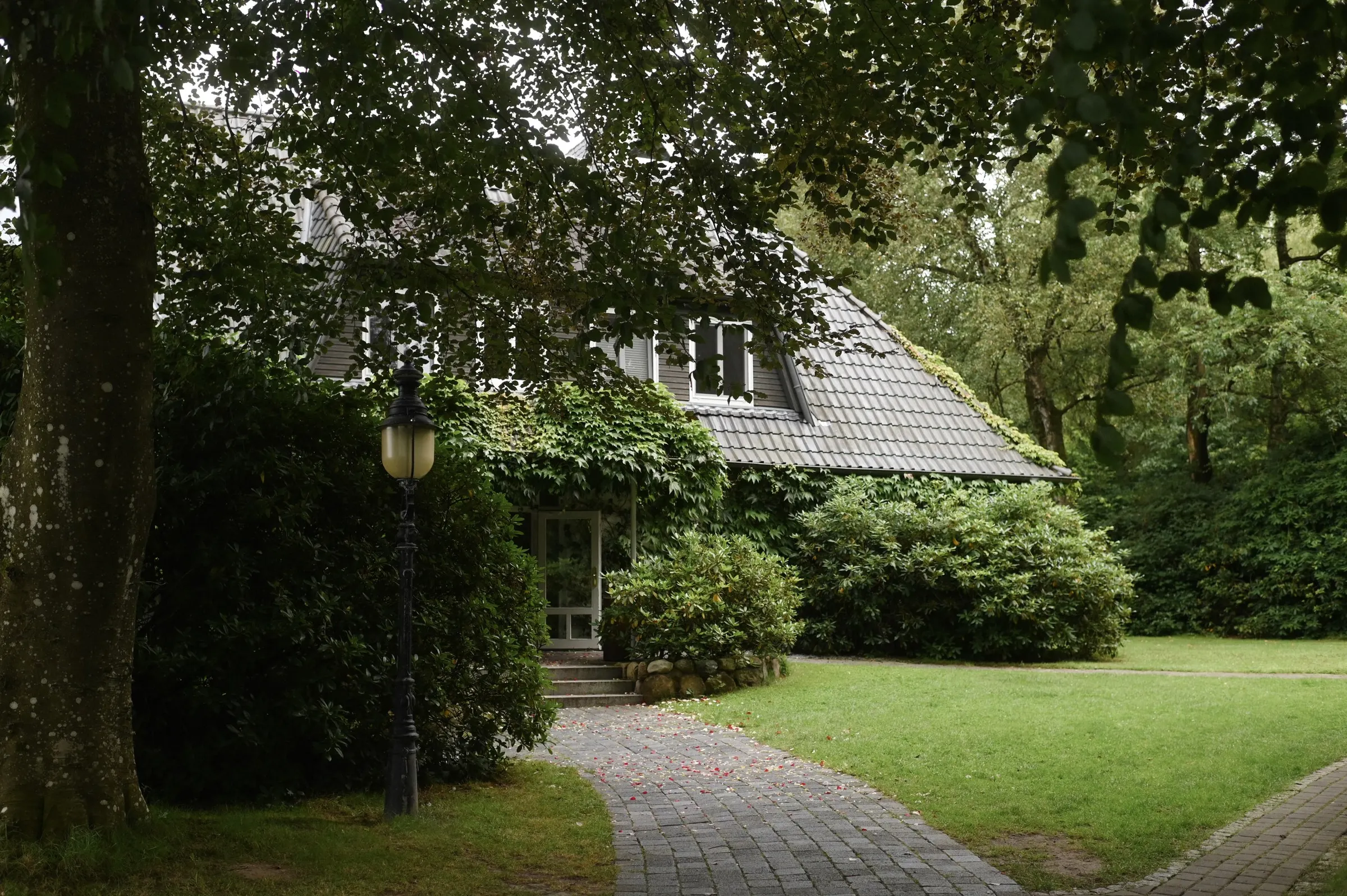 Eingang des Seehauses im Sommer