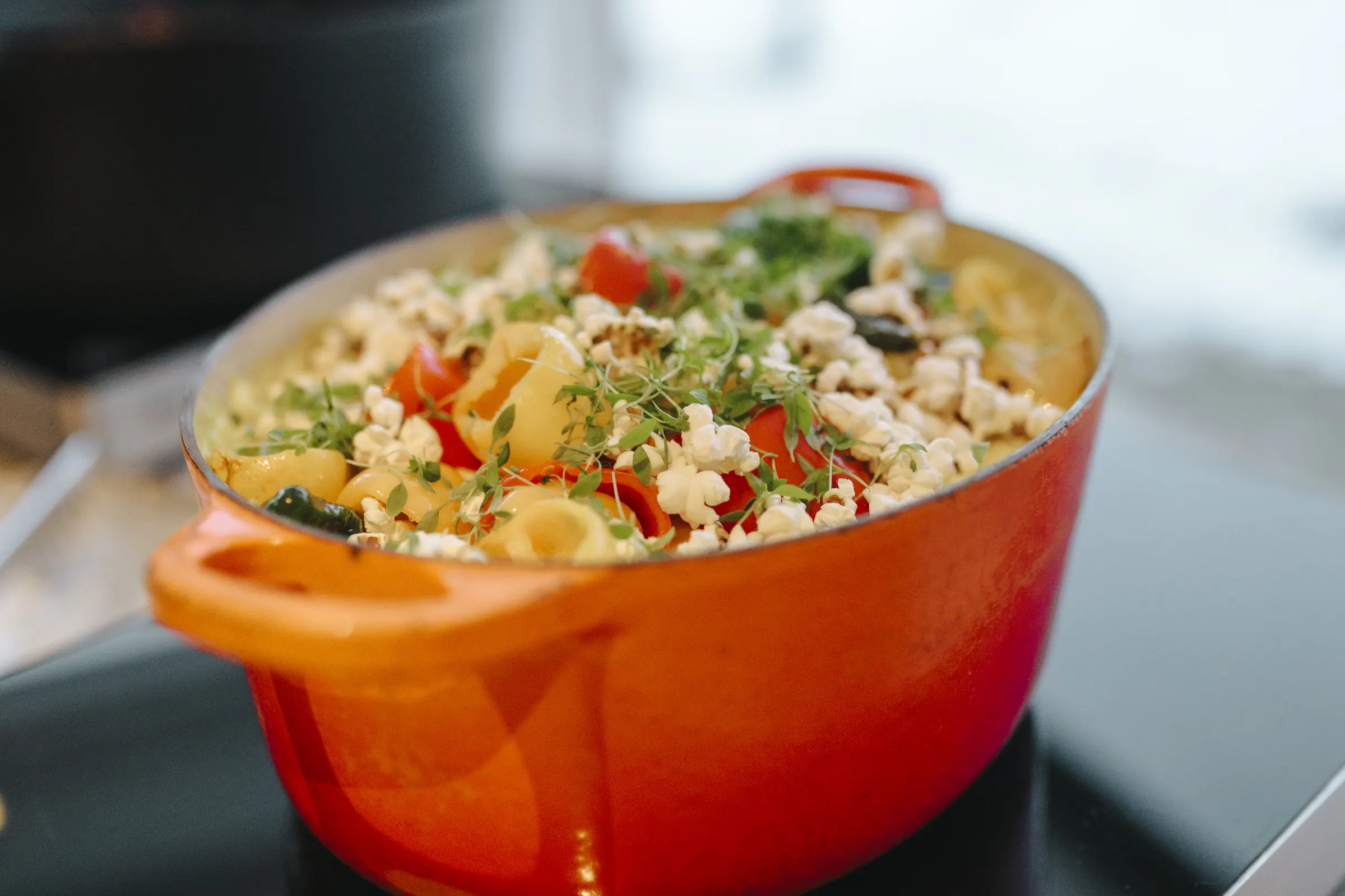 Casserole und Beilagen auf dem Hochzeitsbuffet