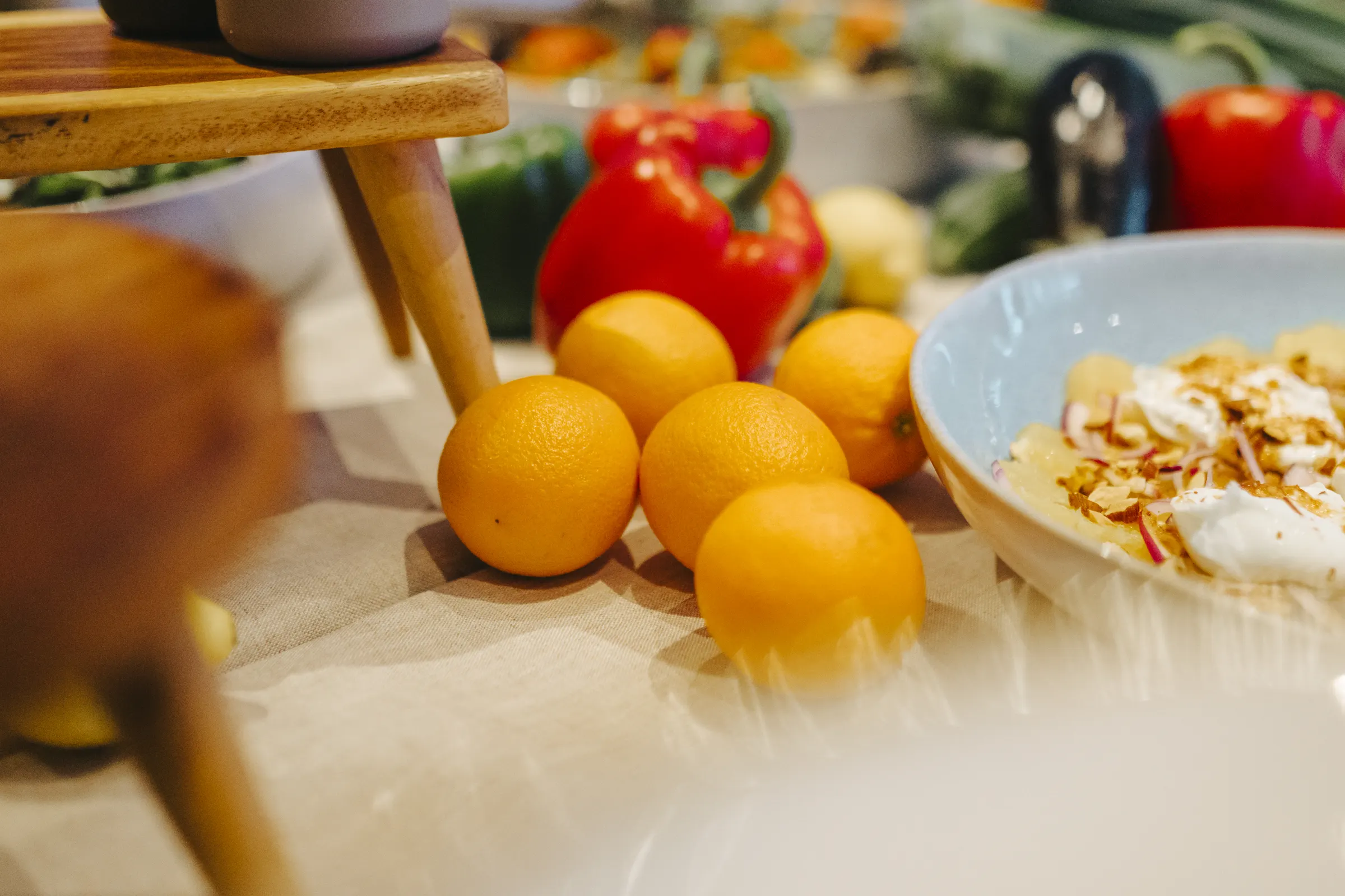 Buffet mit Salat, Burrata und Orange bei einer Hochzeit im Seehotel Töpferhaus