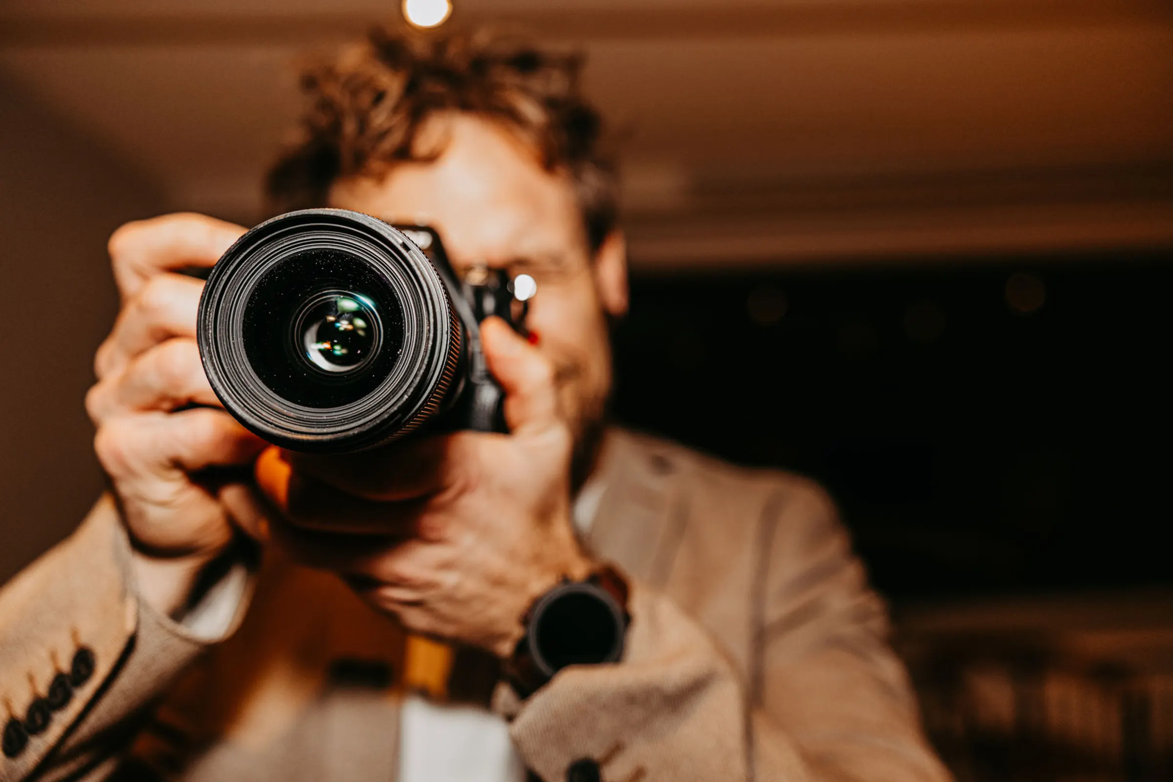 Fotograf Tino Wichmann mit der Kamera bei einer Hochzeit