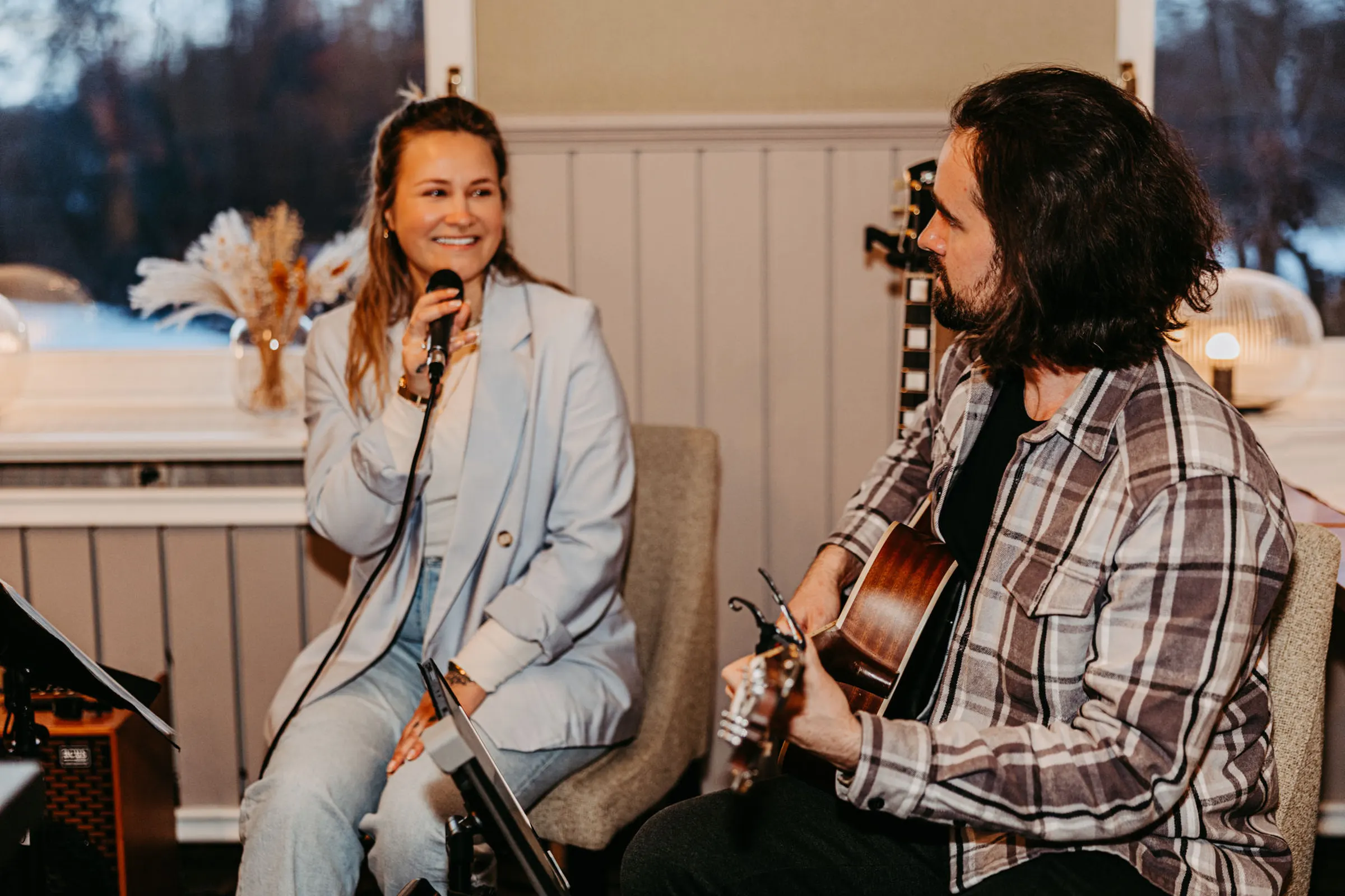 Live-Musik des Duos LYS mit Gitarre und Gesang