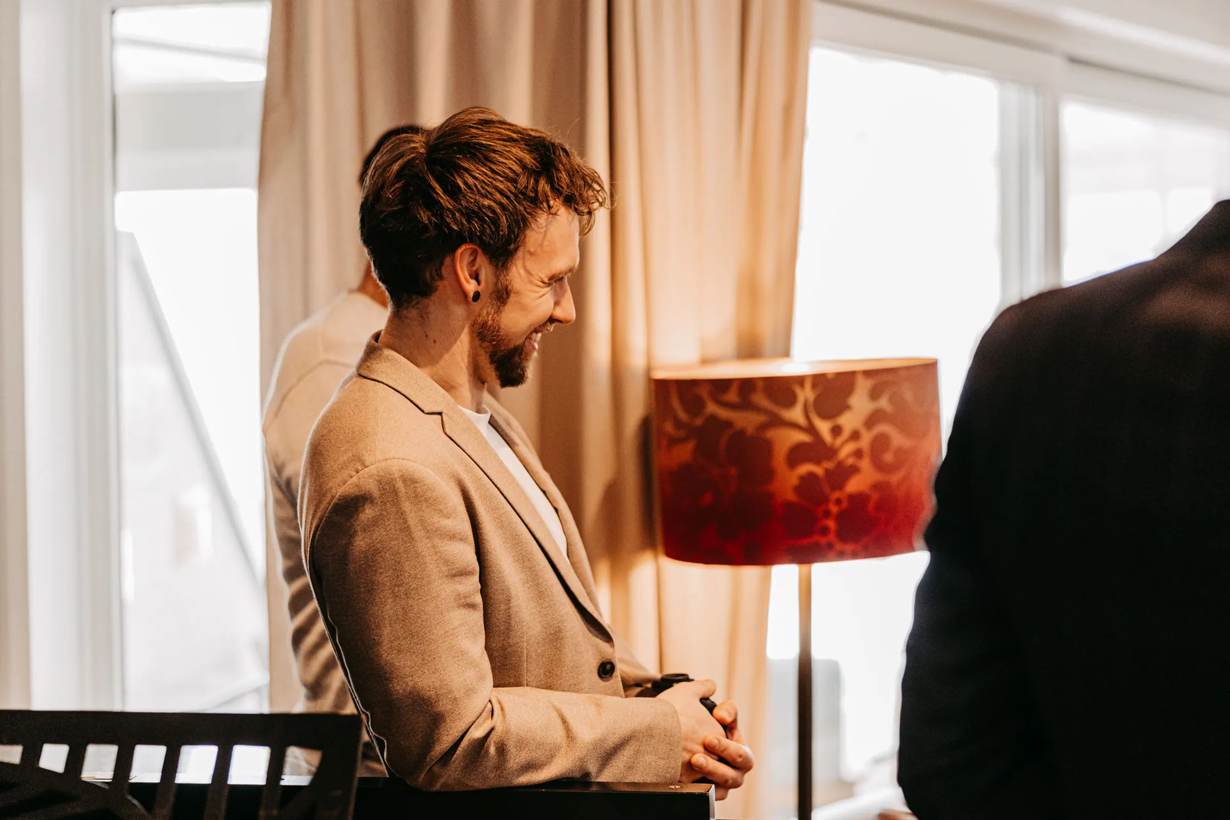 Fotograf Tino Wichmann im Gespräch mit Brautpaaren
