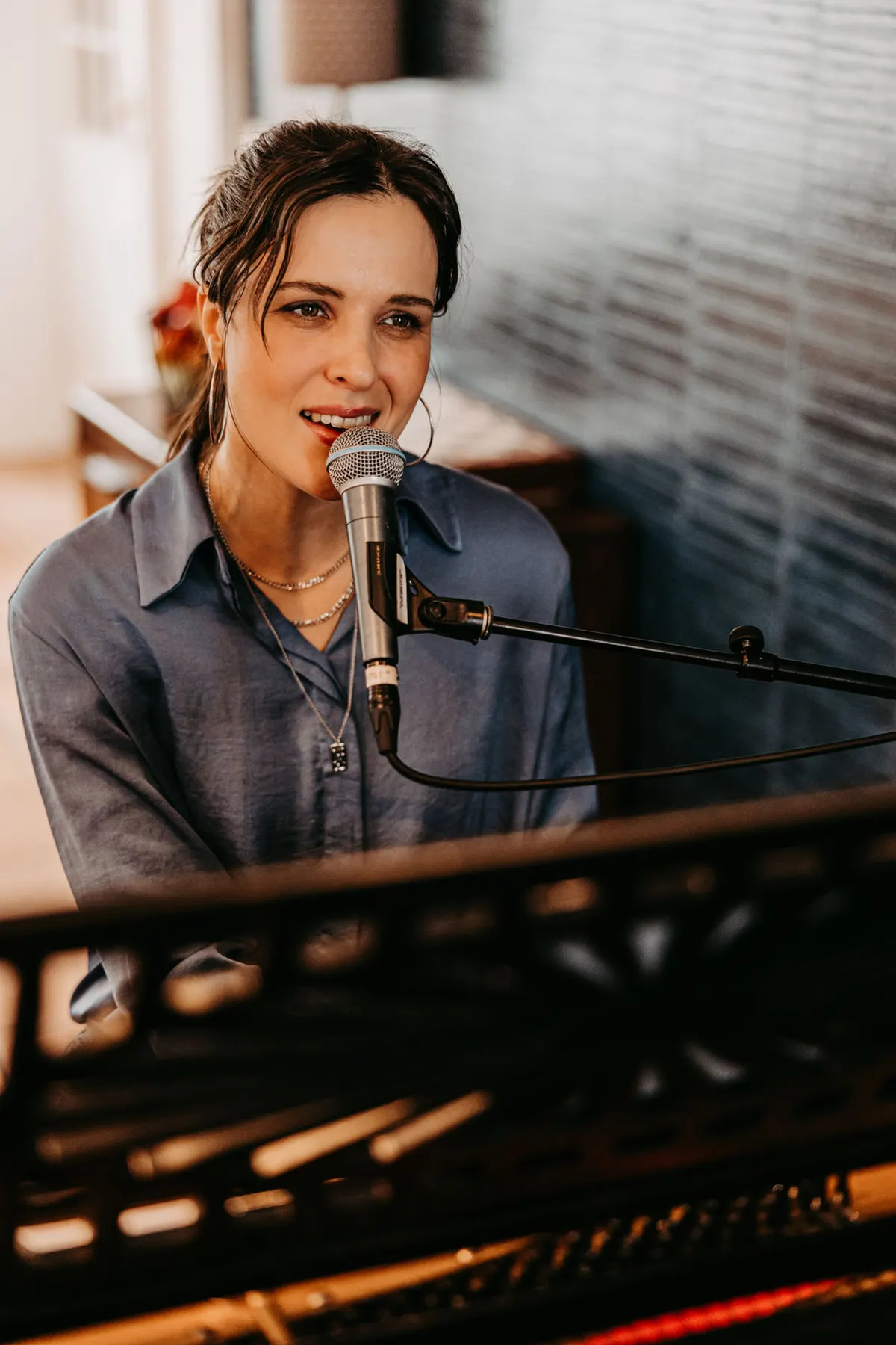 Debby Smith am Flügel beim Empfang