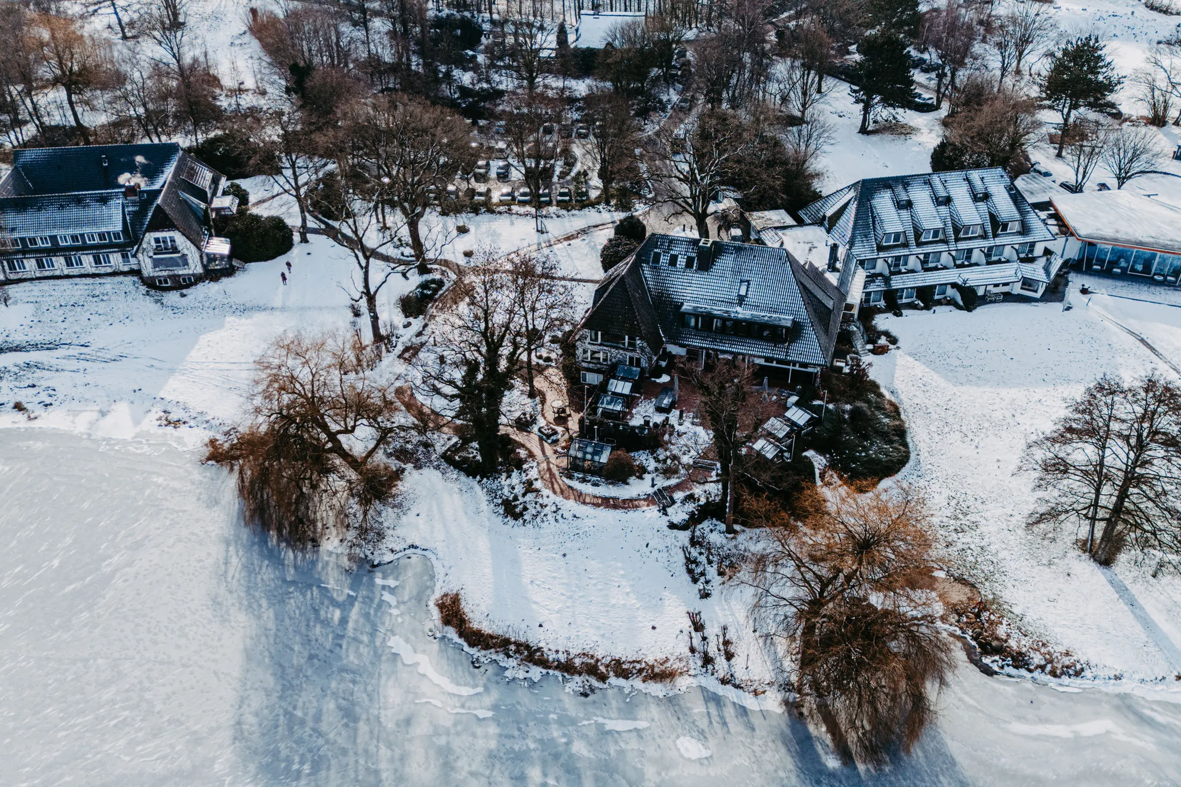 Luftbild vom winterlichen Seehotel Töpferhaus am Bistensee