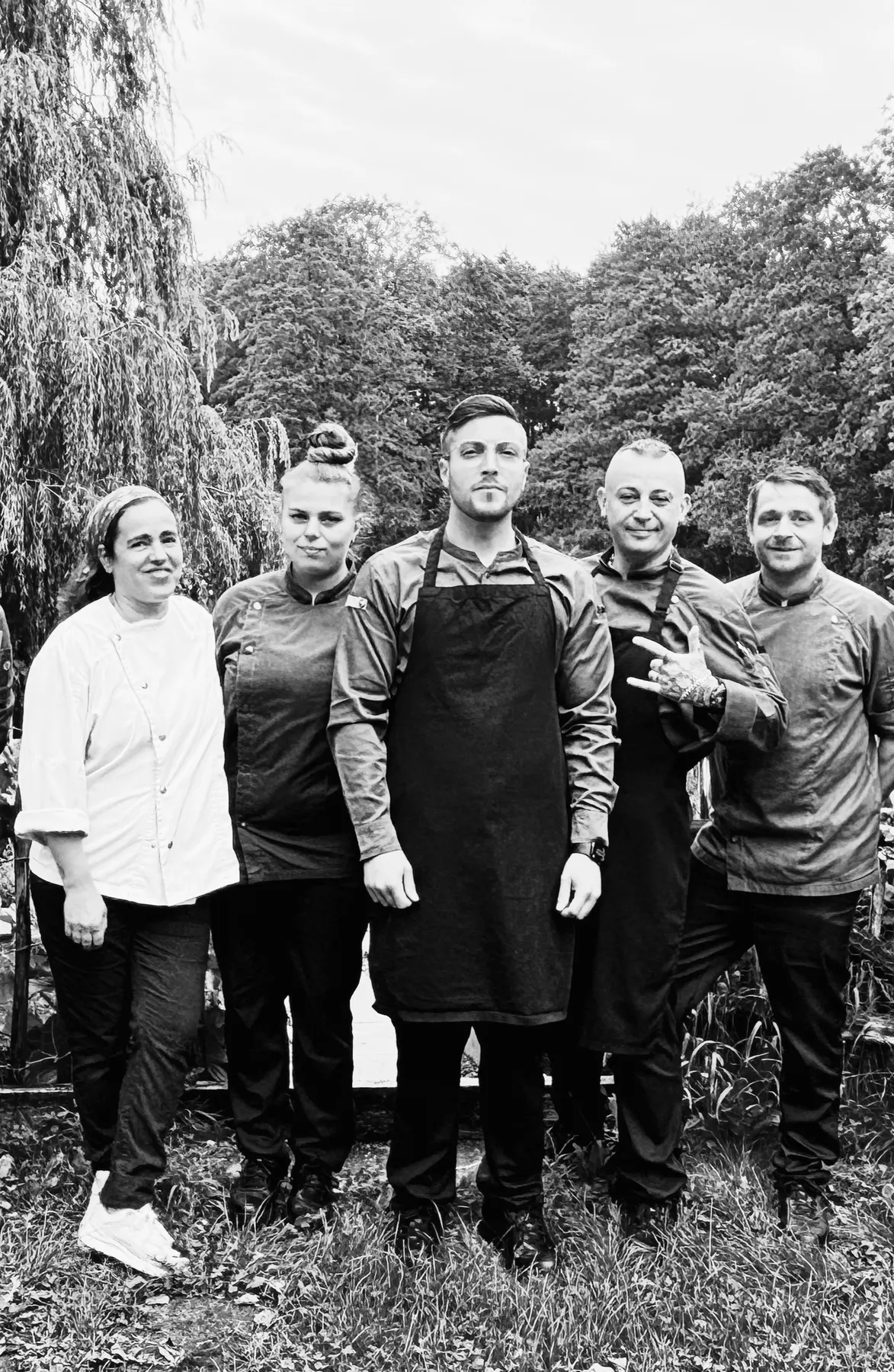 Küchenchef Pyke Kabelitz mit dem Küchenteam im Kräutergarten