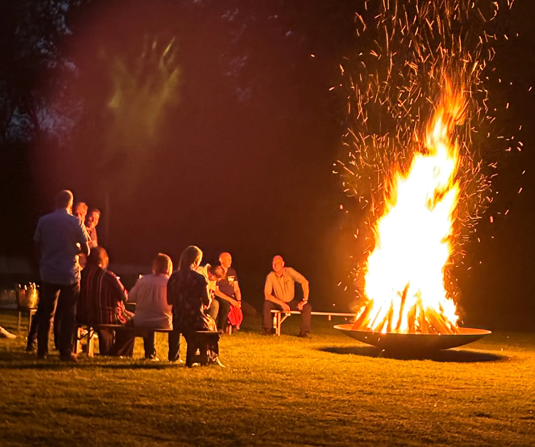 Feuerschale auf der Seewiese am Bistensee bei Nacht