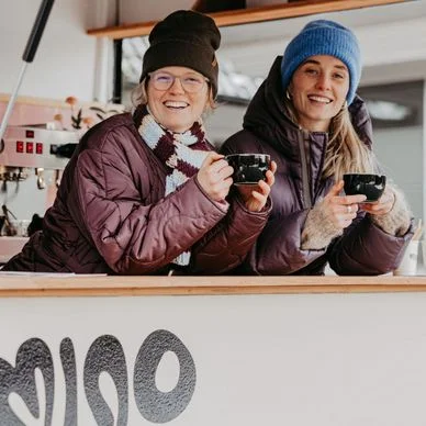 Thora Battiston mit dem Kaffeewagen von Mino Coffee