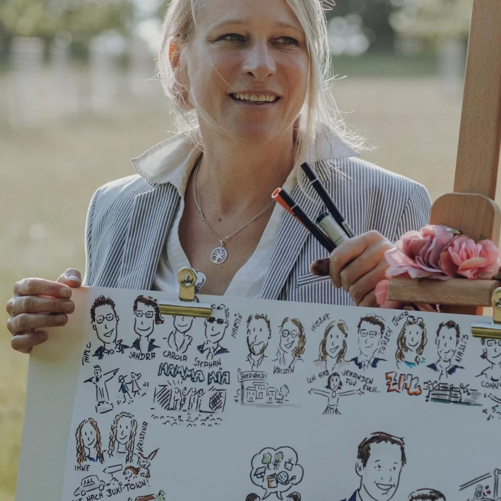 Julia Klaustermeyer von Weddingsketch beim Zeichnen