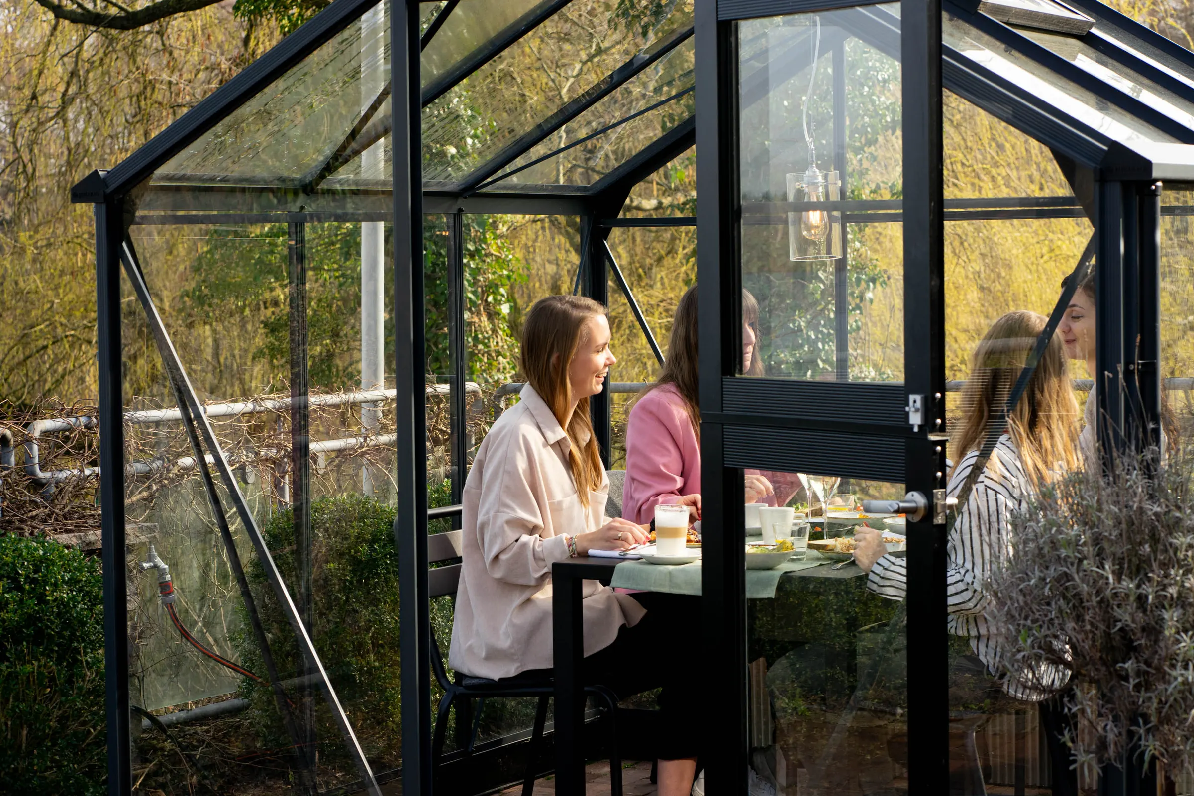 Frühstück im Glashaus am Morgen nach der Hochzeit