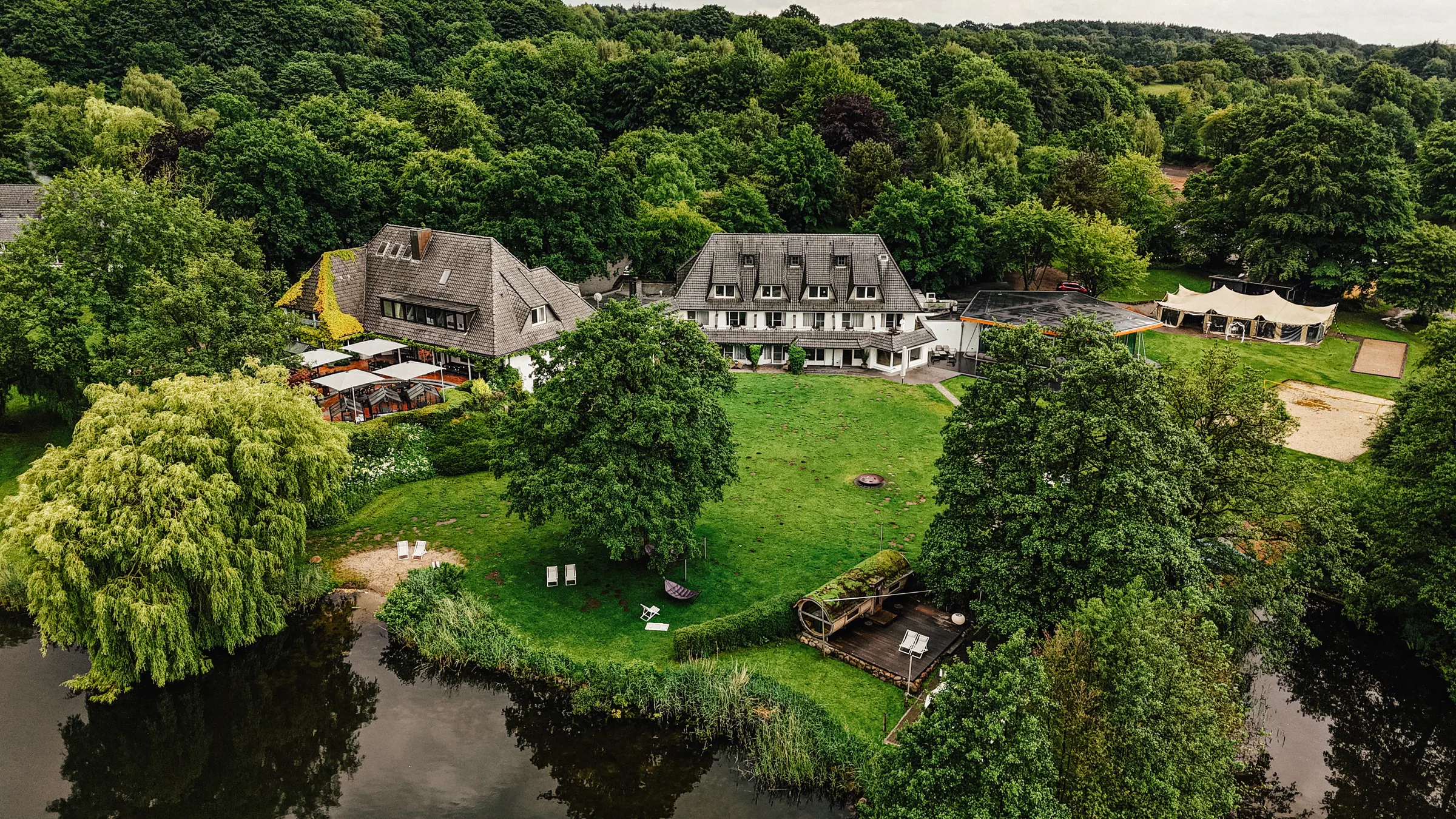 Luftbild von Gartenzelt und Seewiese West am Bistensee