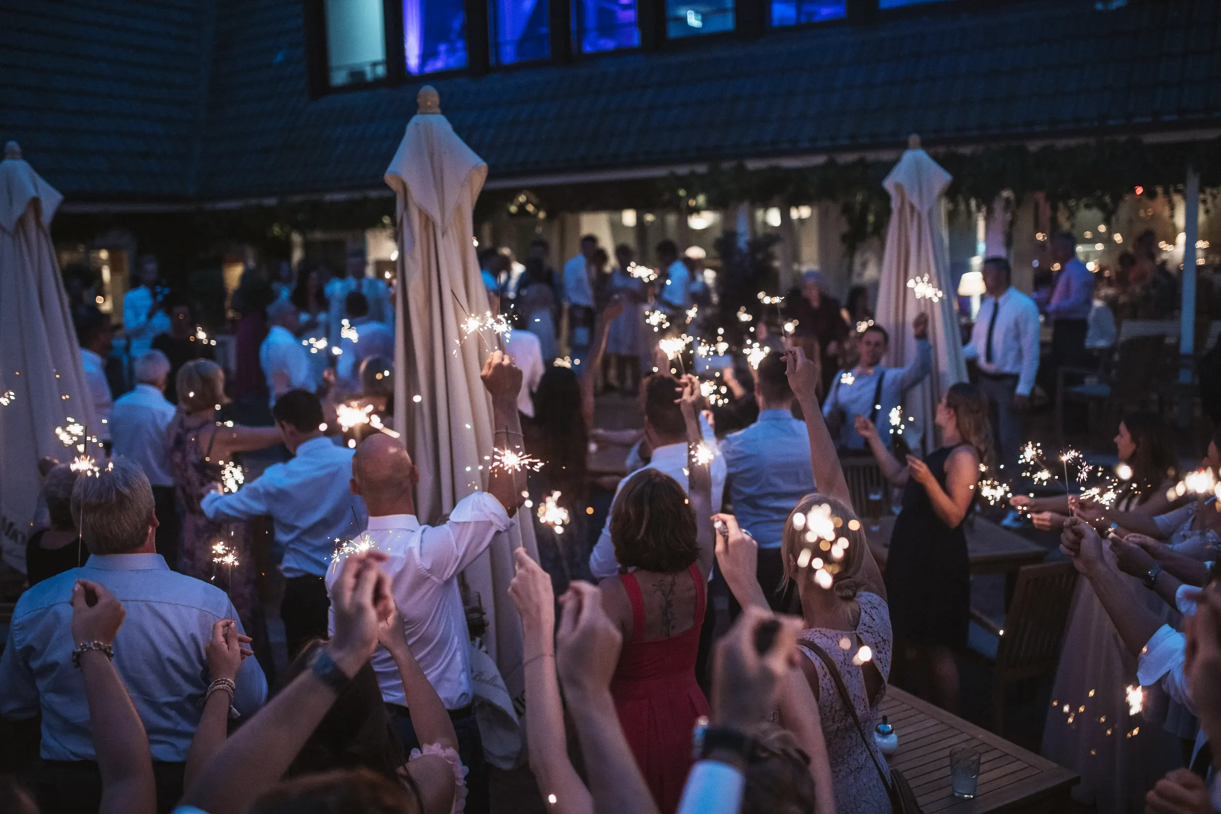 Wunderkerzen und Gratulation auf der Seeterrasse in der Abendstimmung