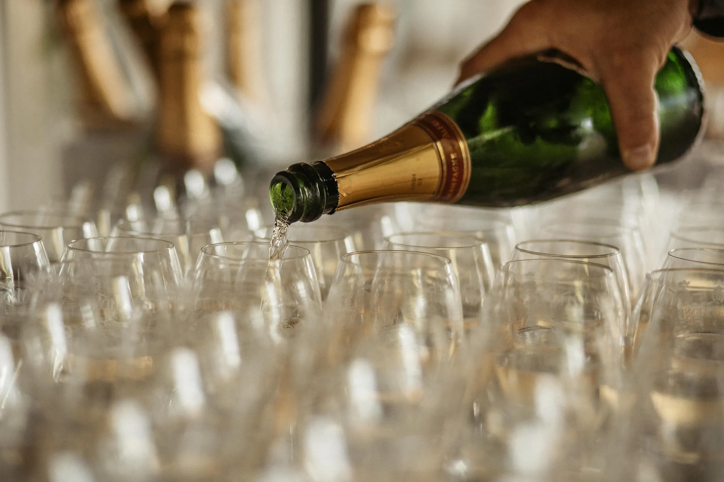 Champagne wird beim Empfang in Gläser eingegossen