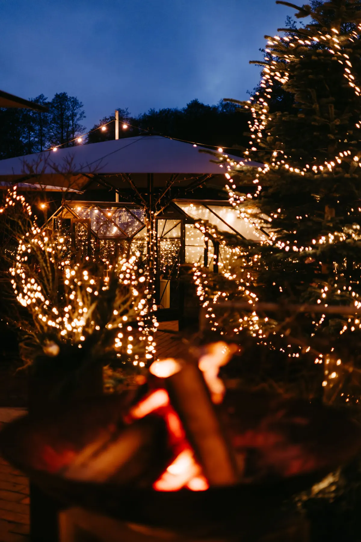 Weihnachtsmarkt mit Feuerschale und Lichterketten auf der Seeterrasse