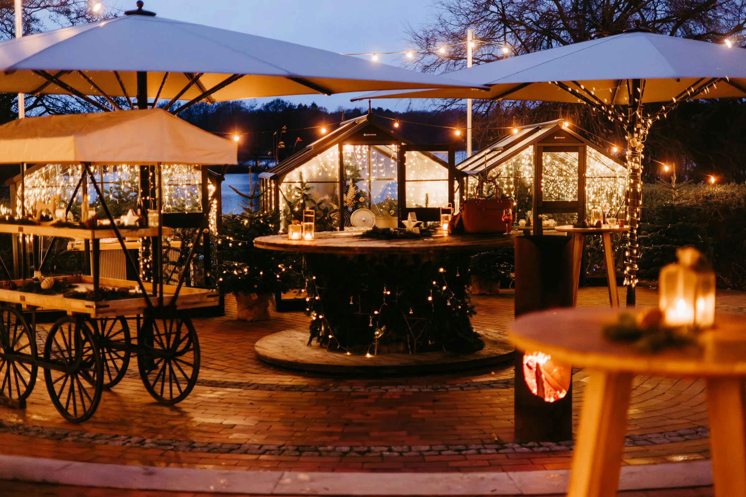 Weihnachtsmarkt mit Lichterketten und Glashäusern auf der Seeterrasse