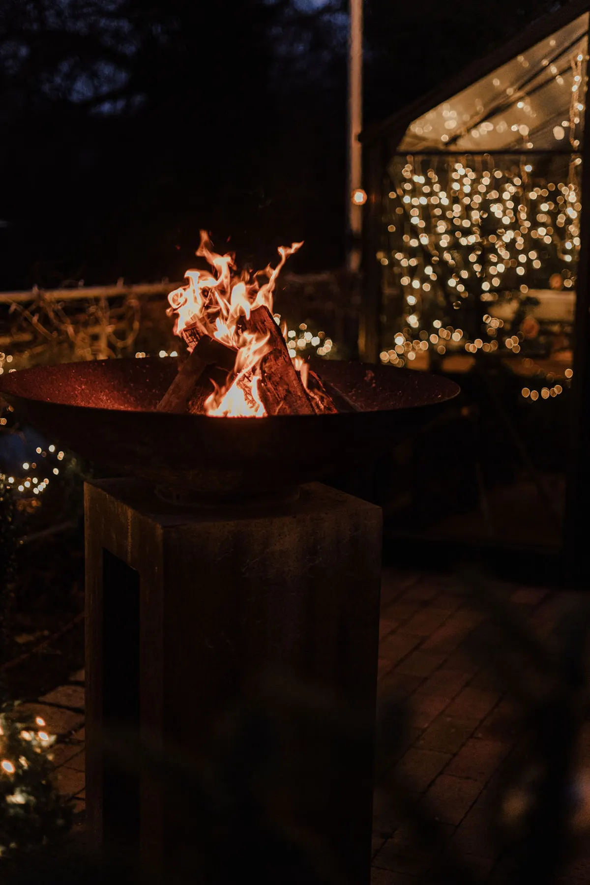 Feuerschale und Lichterketten auf der Seeterrasse in der Abendstimmung