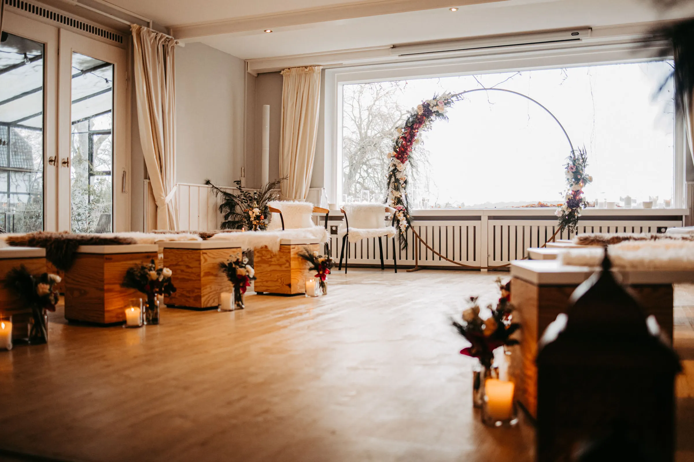 Trauzimmer Seeblick mit Kerzen und Blumen bei einer Winterhochzeit