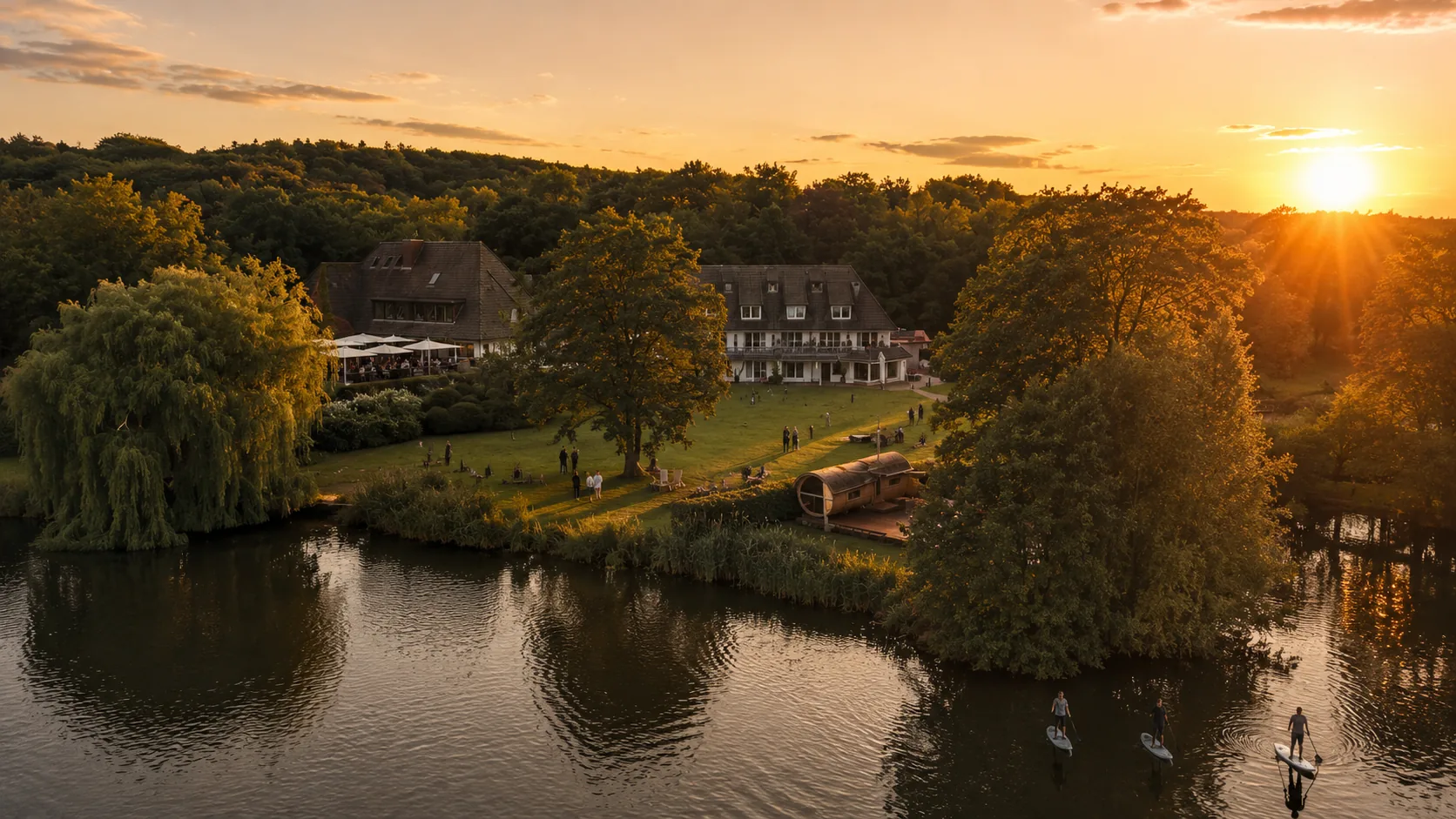 Luftaufnahme der Gesamtanlage des Seehotel Töpferhaus bei Sonnenuntergang